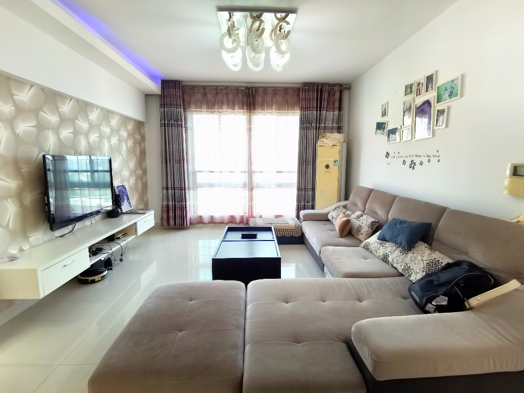 嘉天紫东苑 3室2厅2卫 53.0万 嘉天紫东苑 3室2厅2卫 53.0万客厅