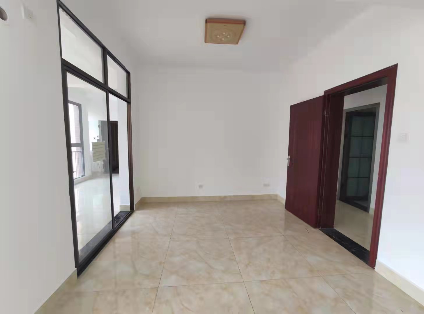 中央皇庭 3室2厅1卫 67.0万 中央皇庭 3室2厅1卫 67.0万客厅