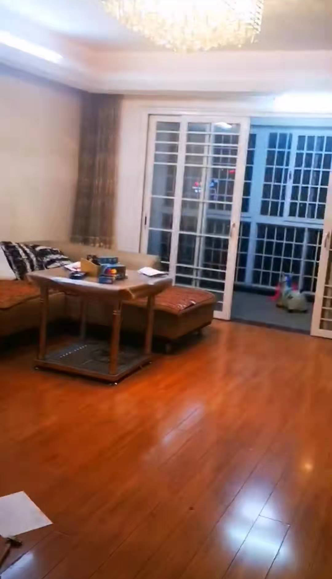 东方豪苑  3室2厅2卫    90.8万 东方豪苑  3室2厅2卫    90.8万客厅