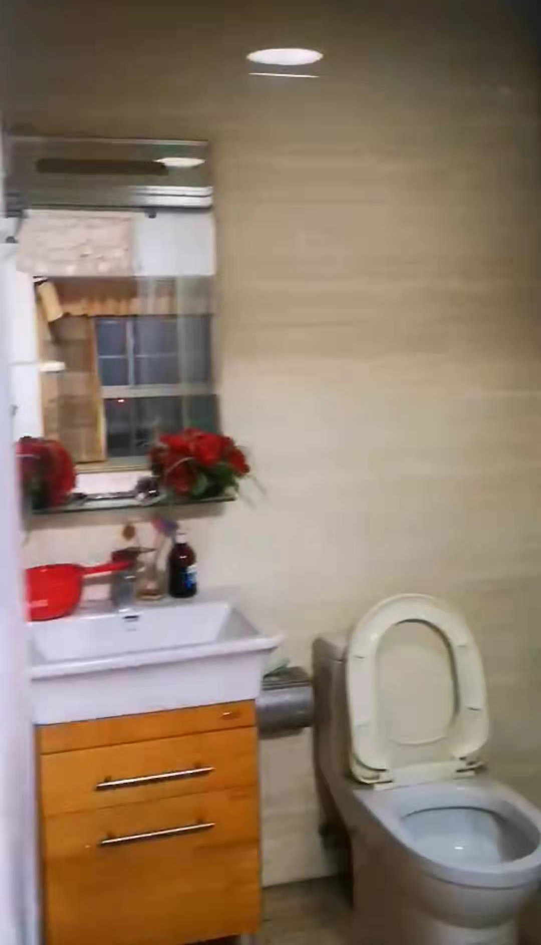 东方豪苑  3室2厅2卫    90.8万 东方豪苑  3室2厅2卫    90.8万卫生间