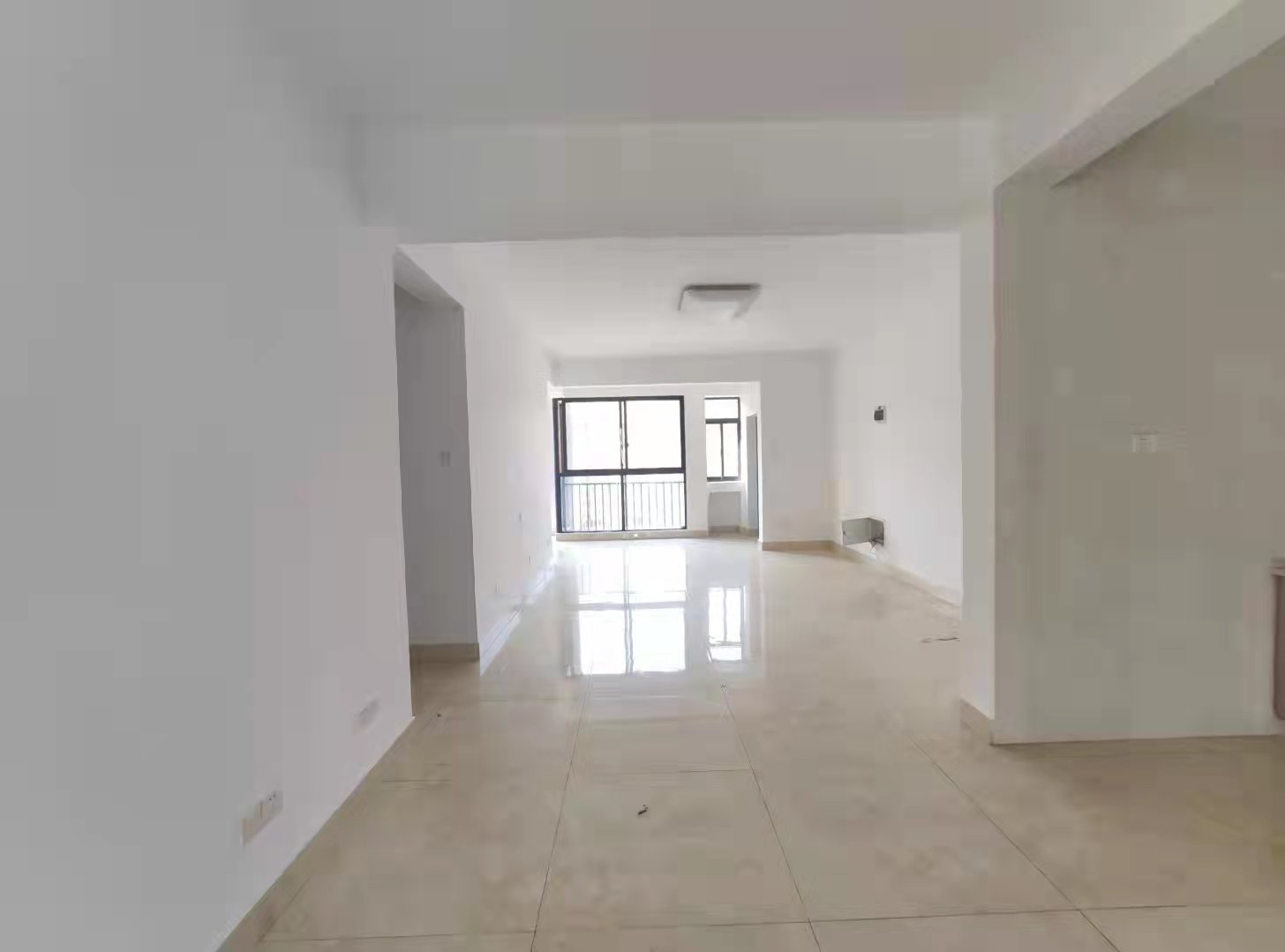 中央皇庭 3室2厅1卫 67.0万 中央皇庭 3室2厅1卫 67.0万客厅