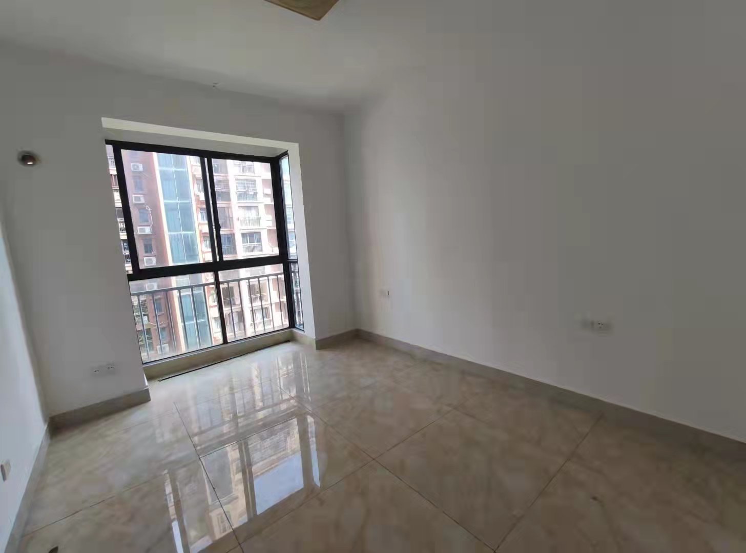 中央皇庭 3室2厅1卫 67.0万 中央皇庭 3室2厅1卫 67.0万客厅