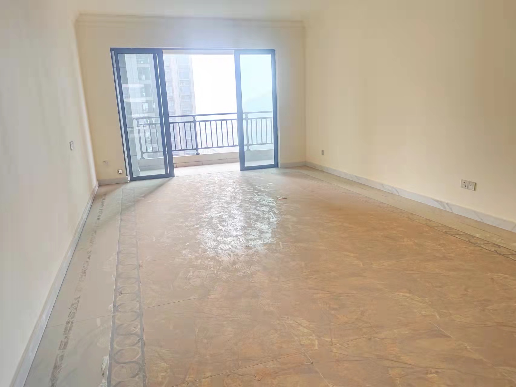 碧桂园梓山府 3室2厅2卫 2000.0元/月 碧桂园梓山府 3室2厅2卫 2000.0元/月室内图