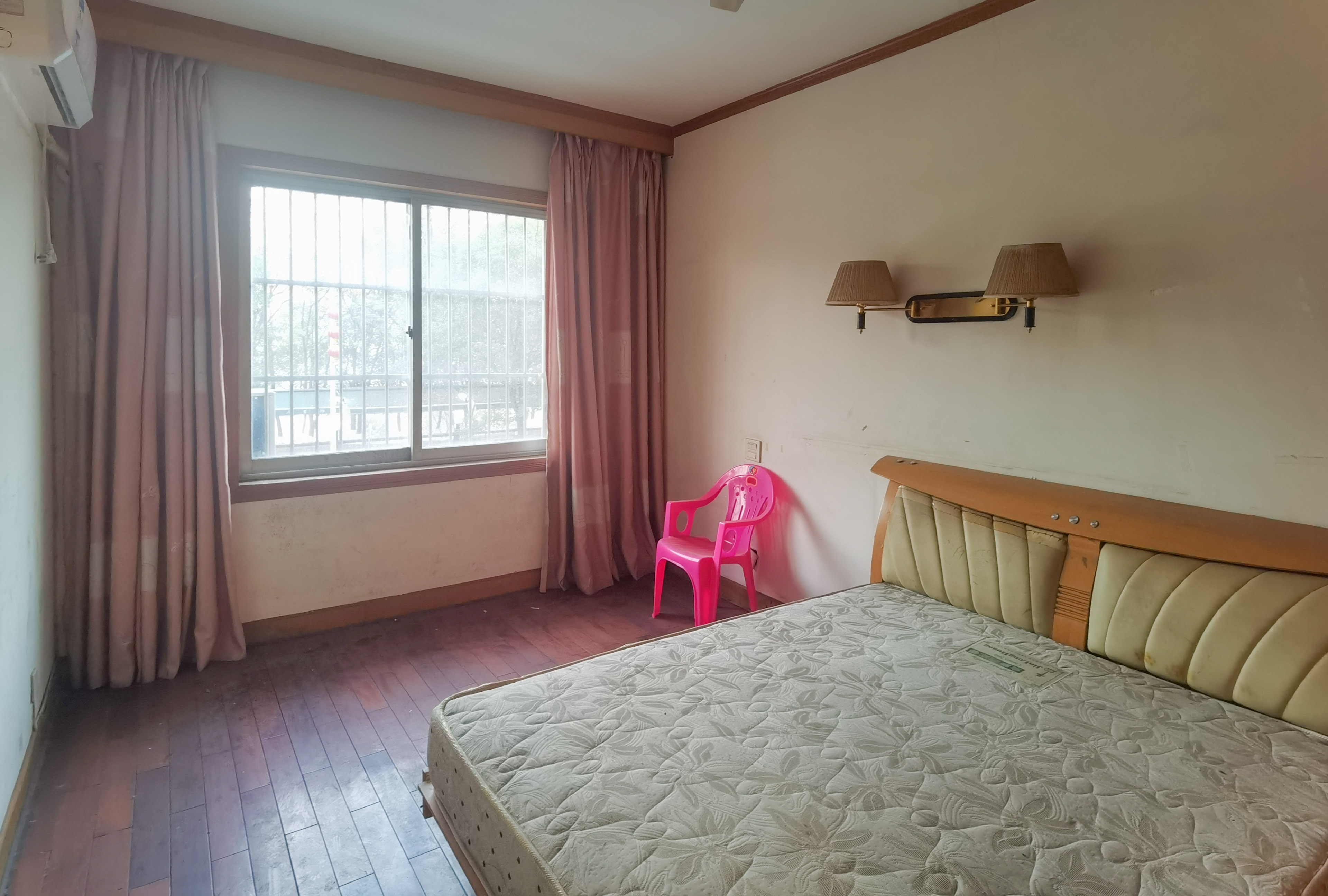 厦华小区(大坪管理设计院) 3室2厅2卫 50.8万 厦华小区(大坪管理设计院) 3室2厅2卫 50.8万客厅