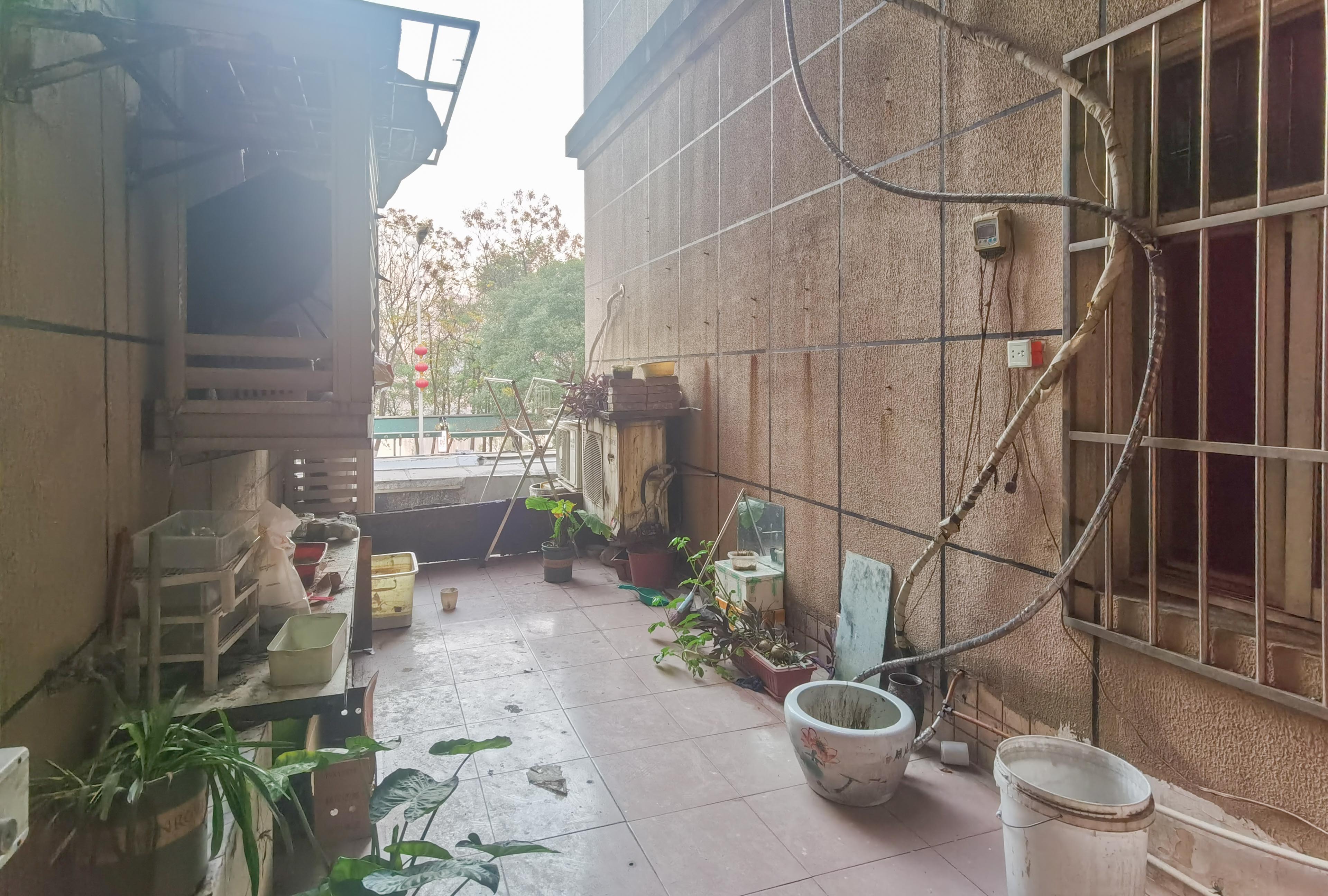 厦华小区(大坪管理设计院) 3室2厅2卫 50.8万 厦华小区(大坪管理设计院) 3室2厅2卫 50.8万客厅