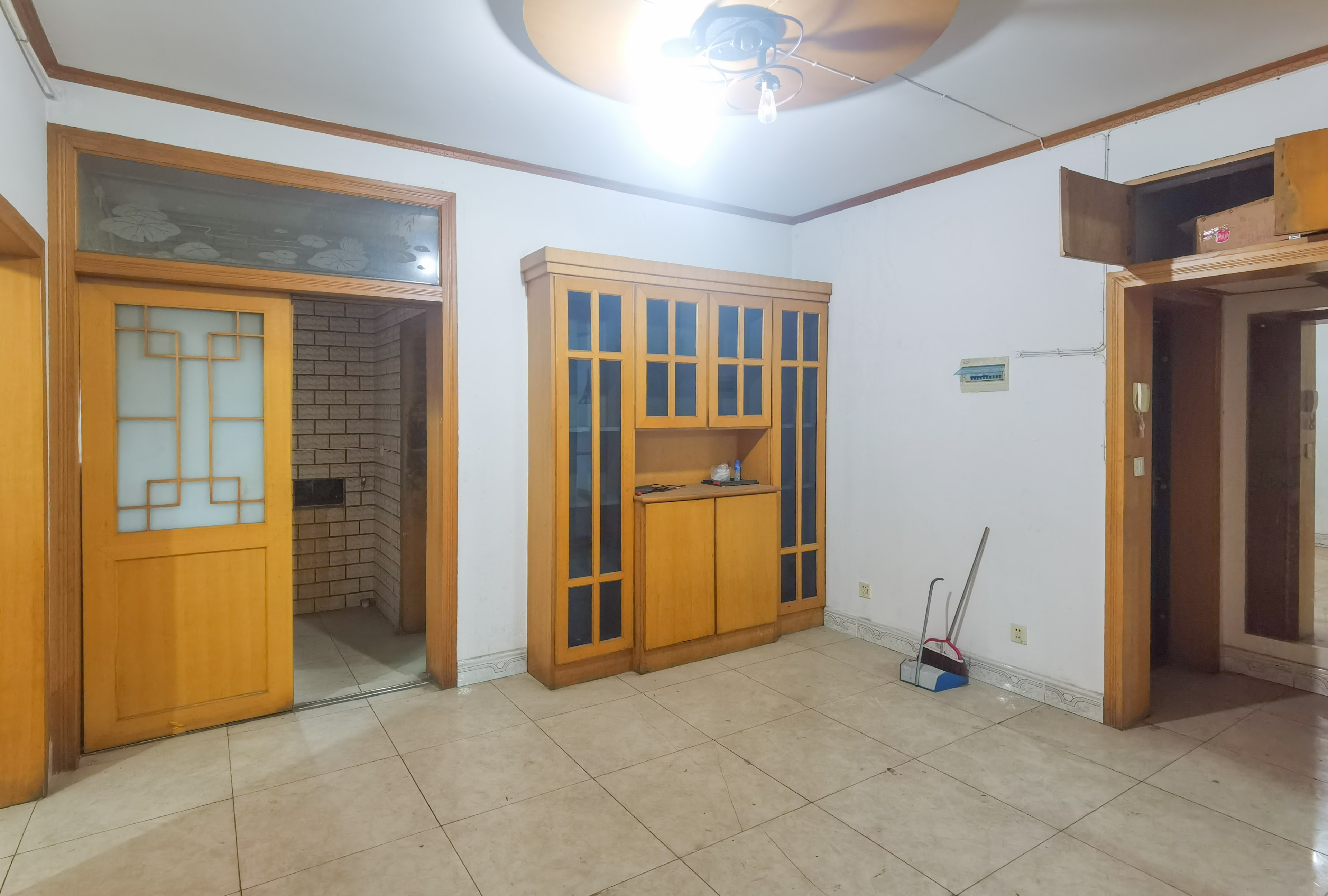 厦华小区(大坪管理设计院) 3室2厅2卫 50.8万 厦华小区(大坪管理设计院) 3室2厅2卫 50.8万客厅