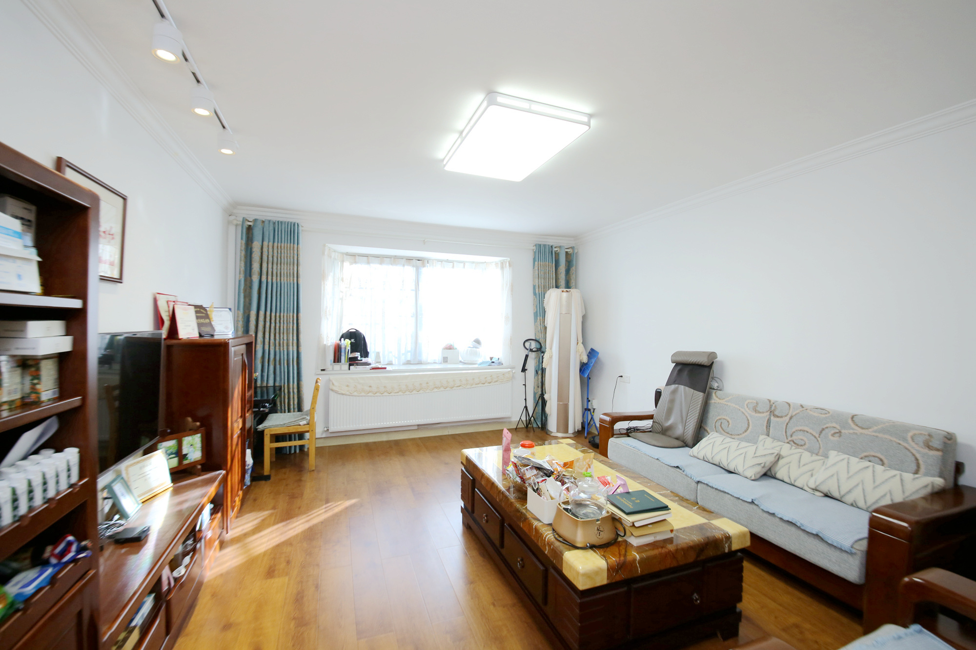 东南明苑  3室2厅2卫    125.0万客厅