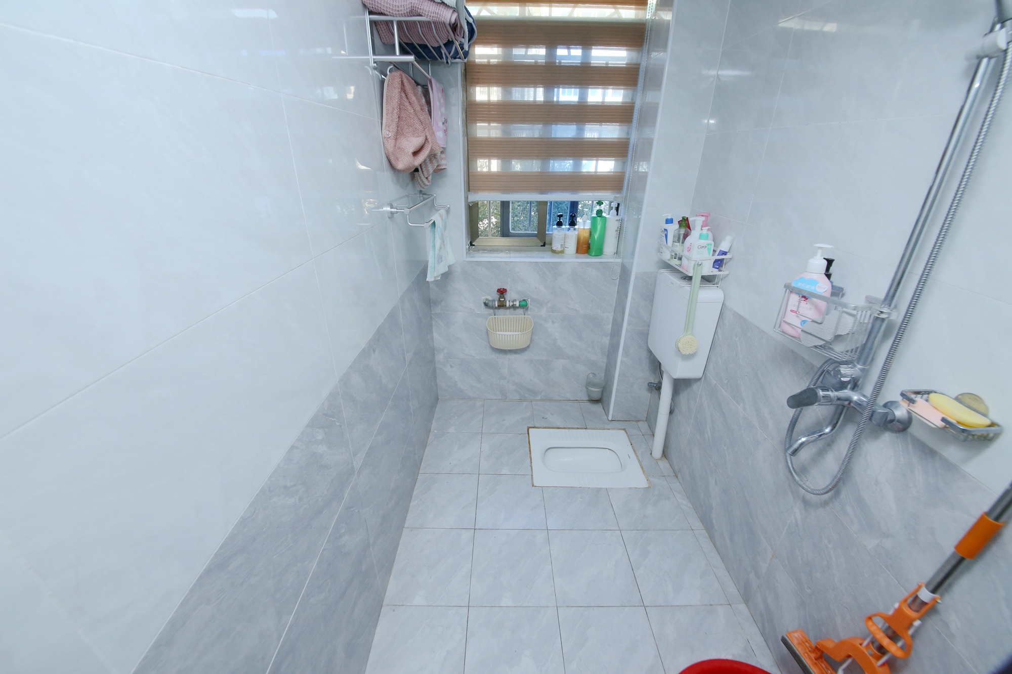 东南明苑  3室2厅2卫    125.0万卫生间