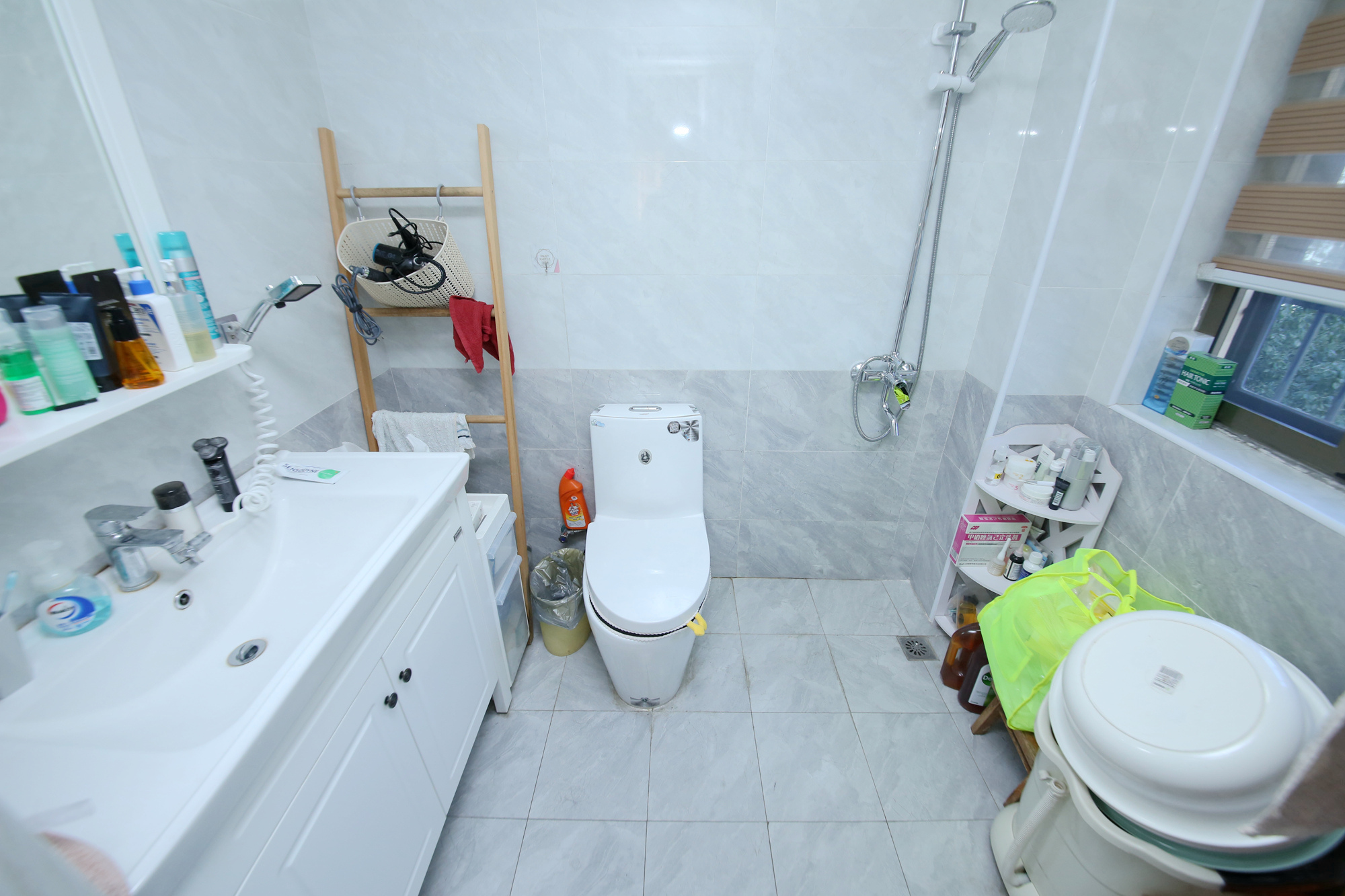 东南明苑  3室2厅2卫    125.0万卫生间