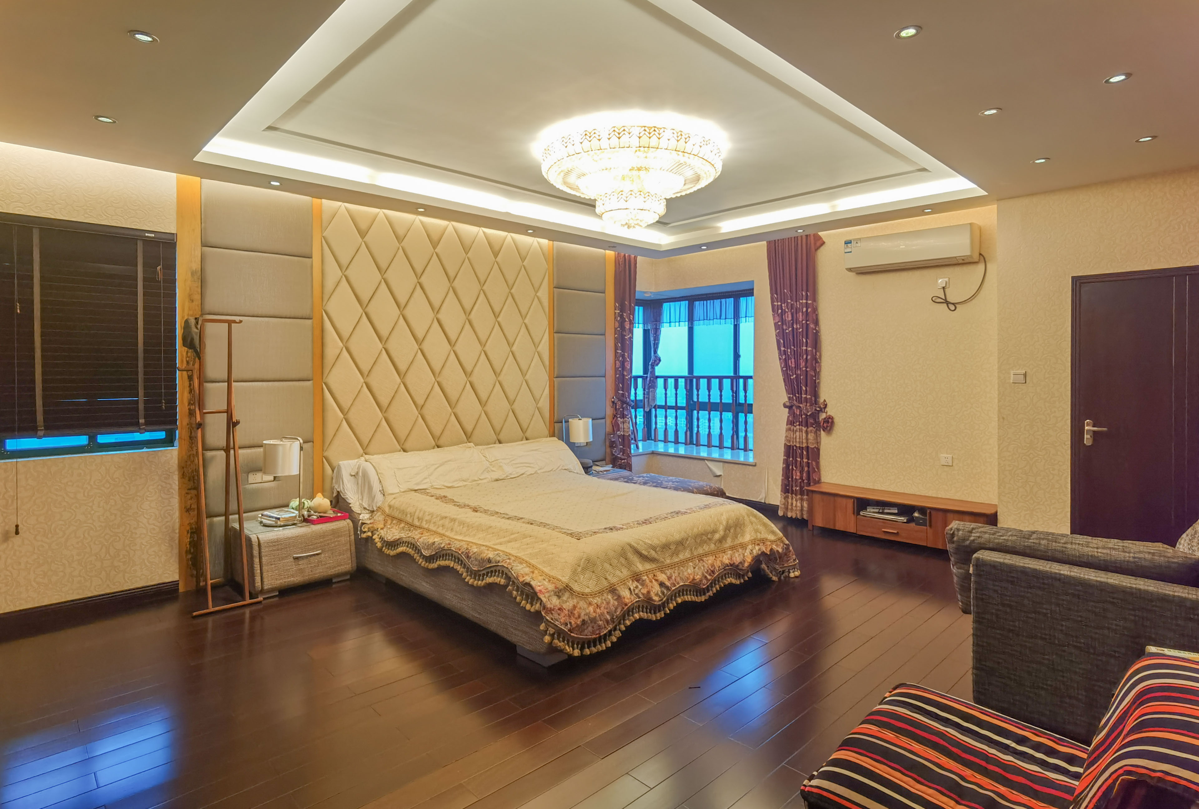 新城首座  4室2厅3卫    155.0万 新城首座  4室2厅3卫    155.0万客厅