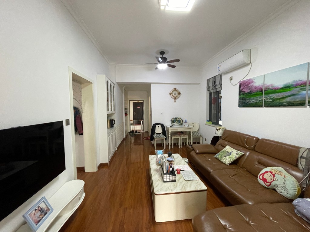 流金岁月-华晨国际 2室2厅2卫 42.8万 流金岁月-华晨国际 2室2厅2卫 42.8万客厅