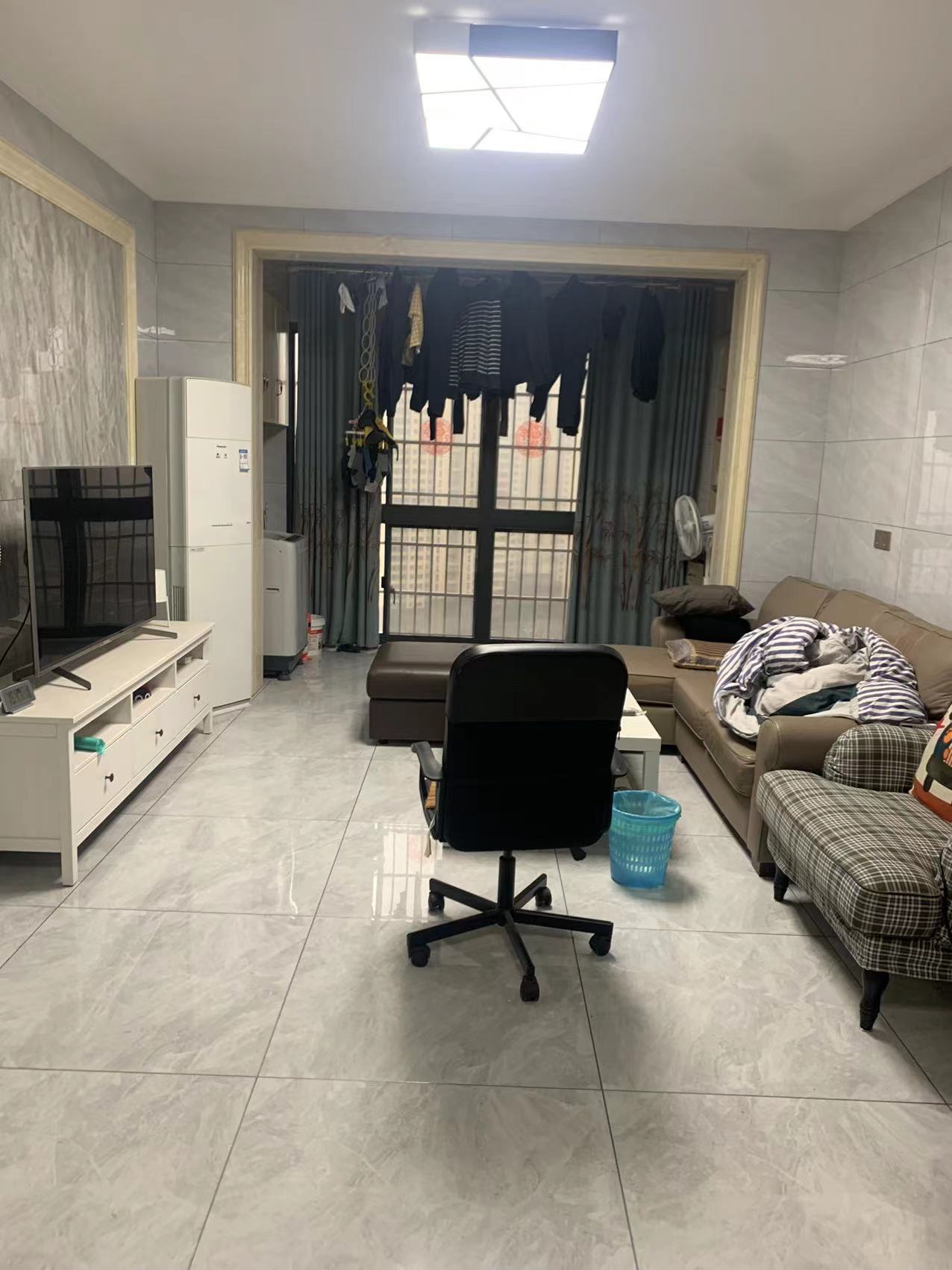 山水洲城华晨第一城 3室2厅2卫 85.0万 山水洲城华晨第一城 3室2厅2卫 85.0万客厅