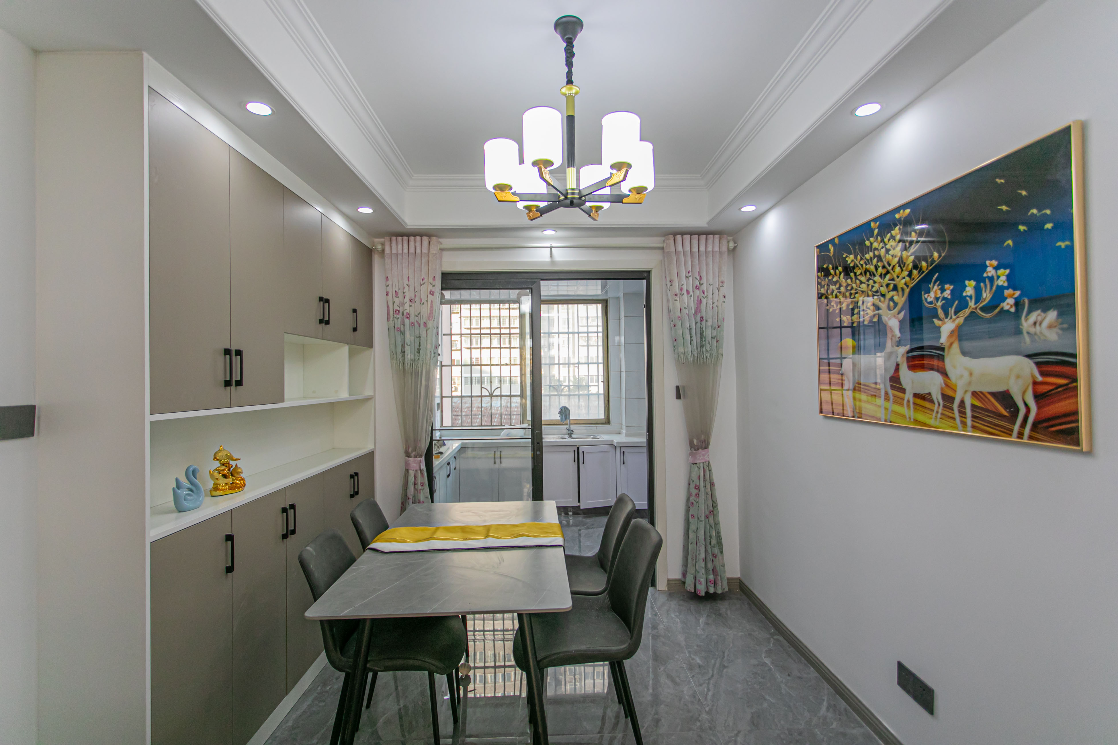 阳光丽景 3室2厅2卫 89.8万 阳光丽景 3室2厅2卫 89.8万客厅