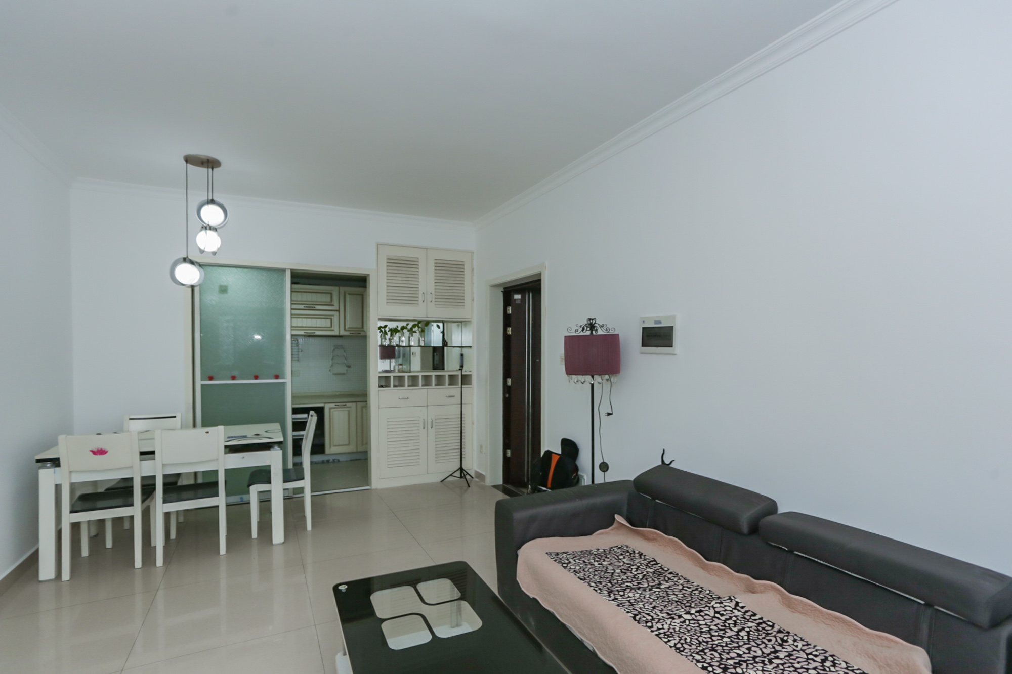 莱茵城  3室2厅2卫    103.0万客厅