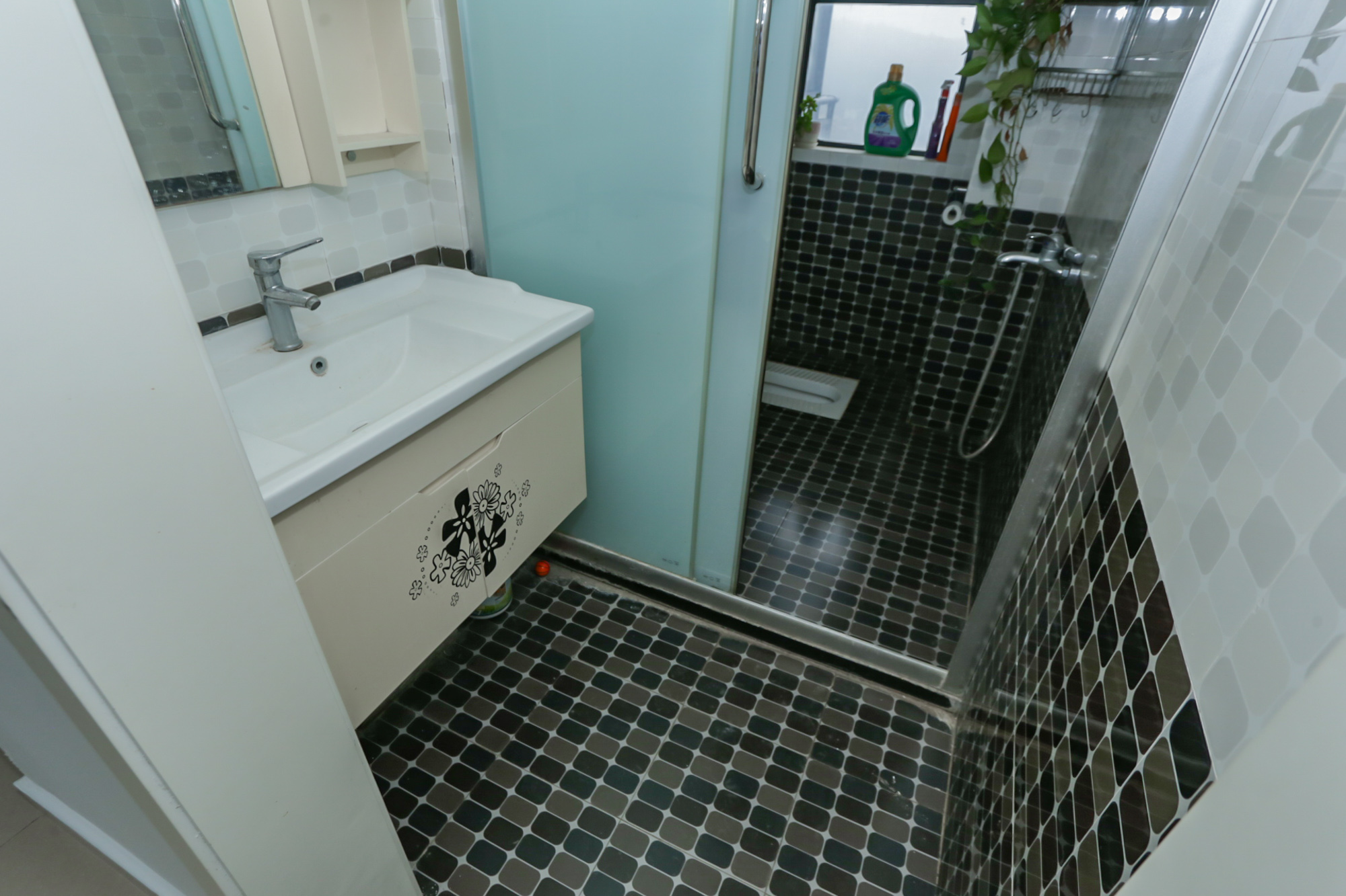 莱茵城  3室2厅2卫    103.0万卫生间