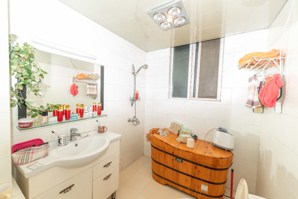 君临青园花都  3室2厅2卫    129.0万卫生间