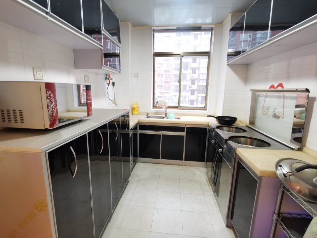 庐山恋 4室2厅2卫 65.0万 庐山恋 4室2厅2卫 65.0万客厅