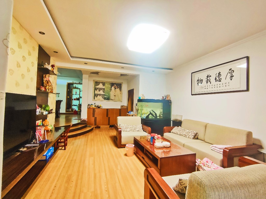 熹悦花都  4室2厅2卫    102.0万客厅