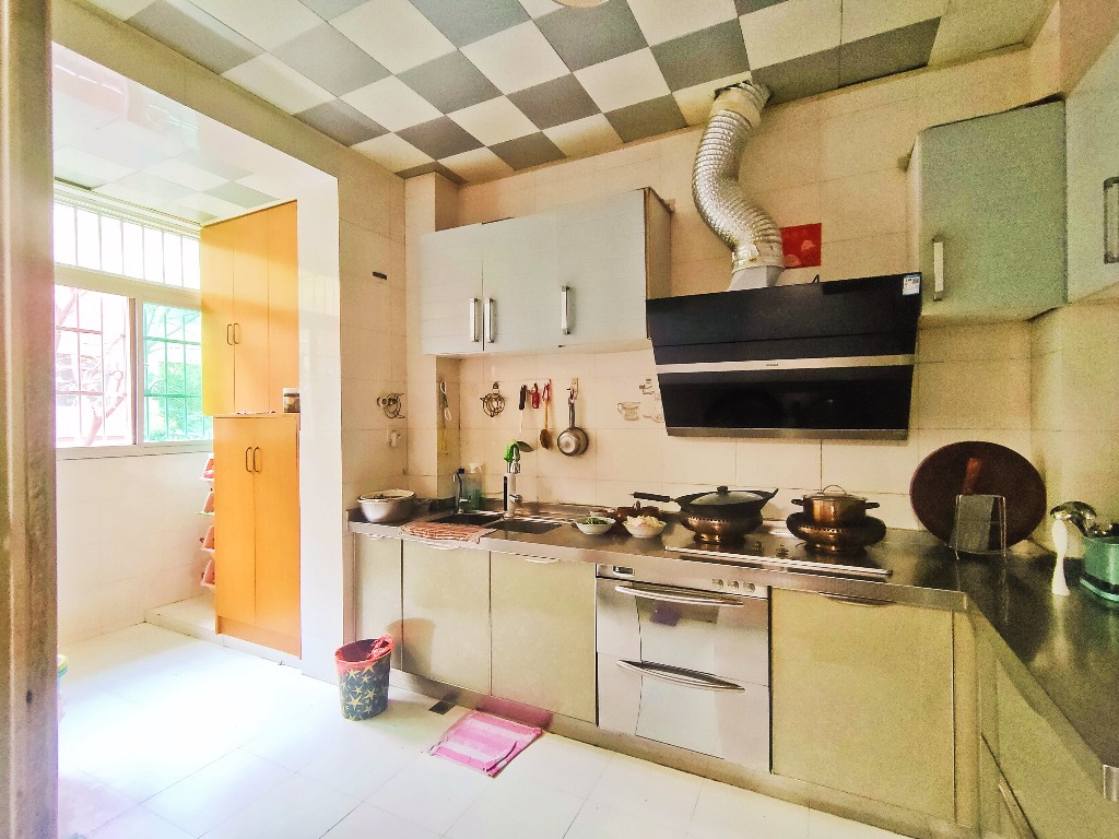 熹悦花都  4室2厅2卫    102.0万客厅