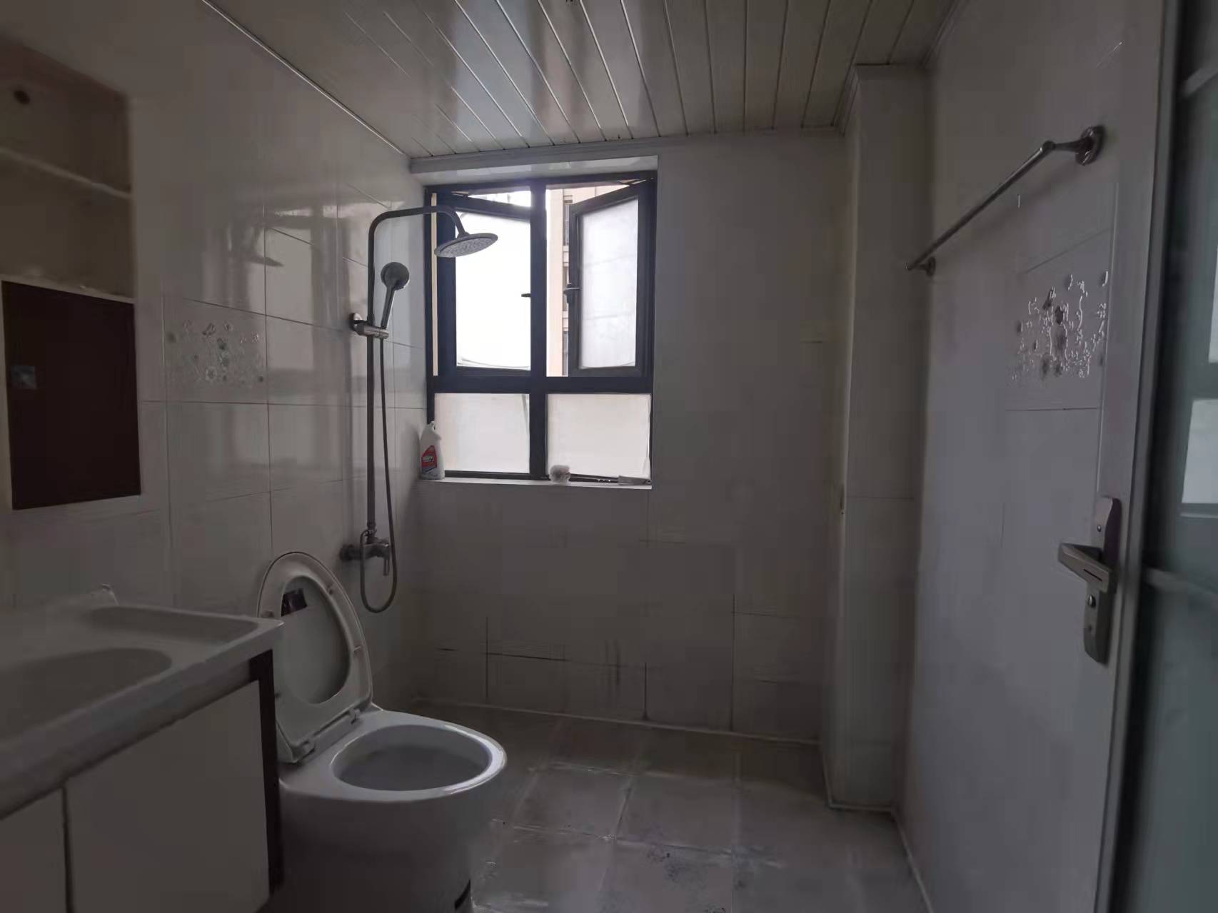 南湖国际1期 3室2厅1卫 2600.0元/月 南湖国际1期 3室2厅1卫 2600.0元/月室内图