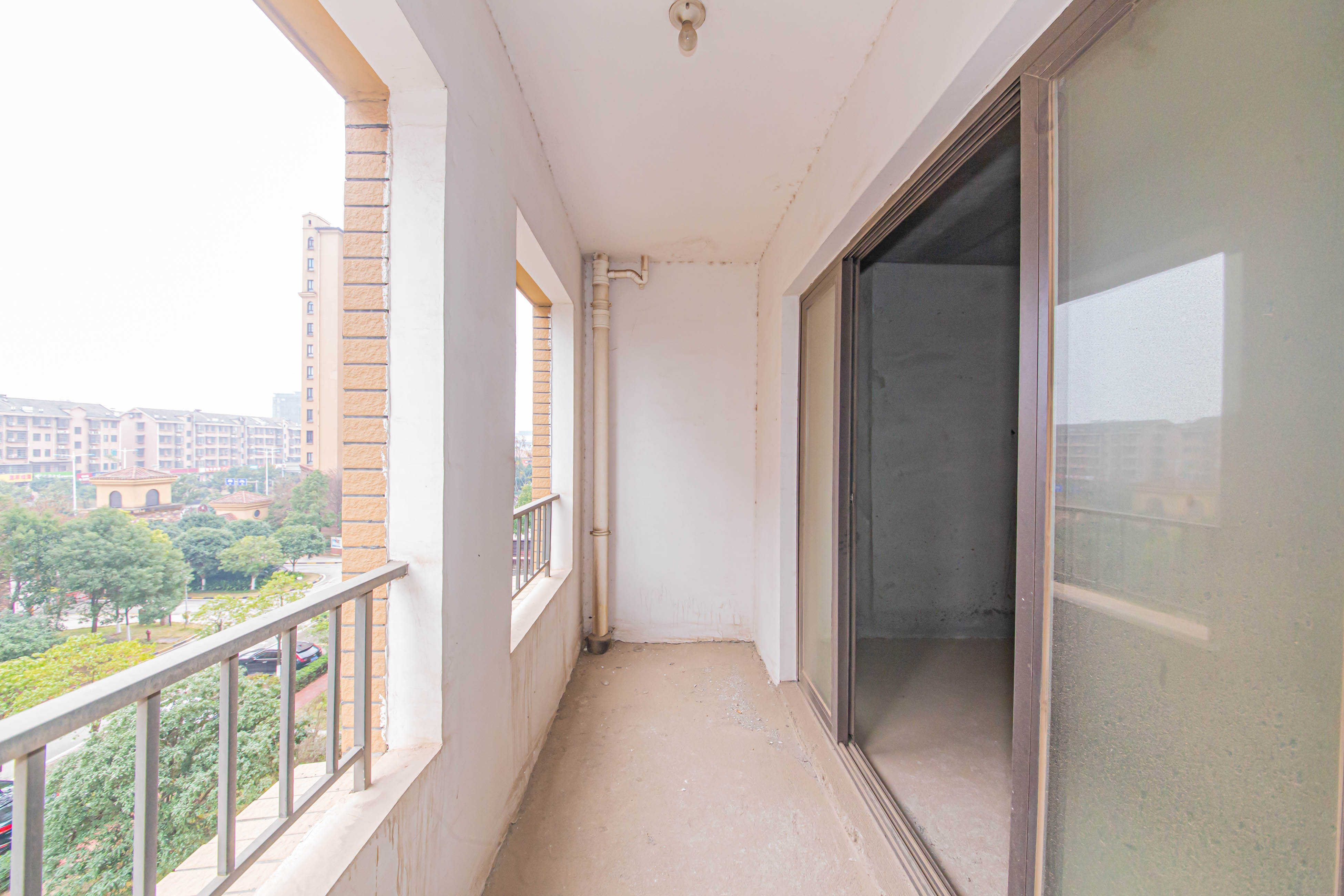 中信凯旋蓝岸（中信新城三期）  4室2厅1卫    129.8万阳台