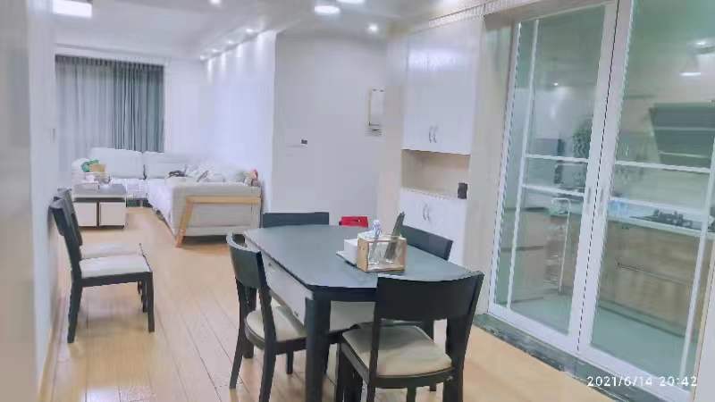 万和世家  3室2厅2卫   118.00万客厅