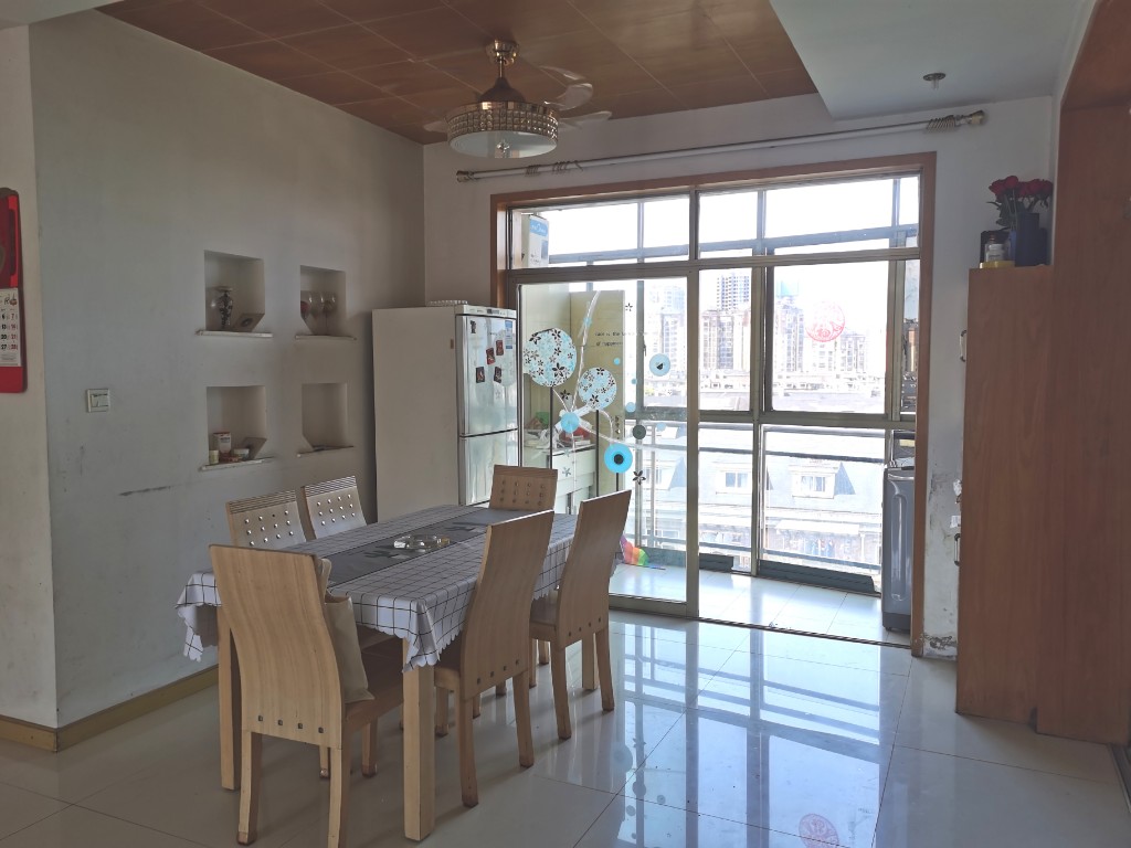 西子花园 4室2厅2卫 66.0万 西子花园 4室2厅2卫 66.0万客厅