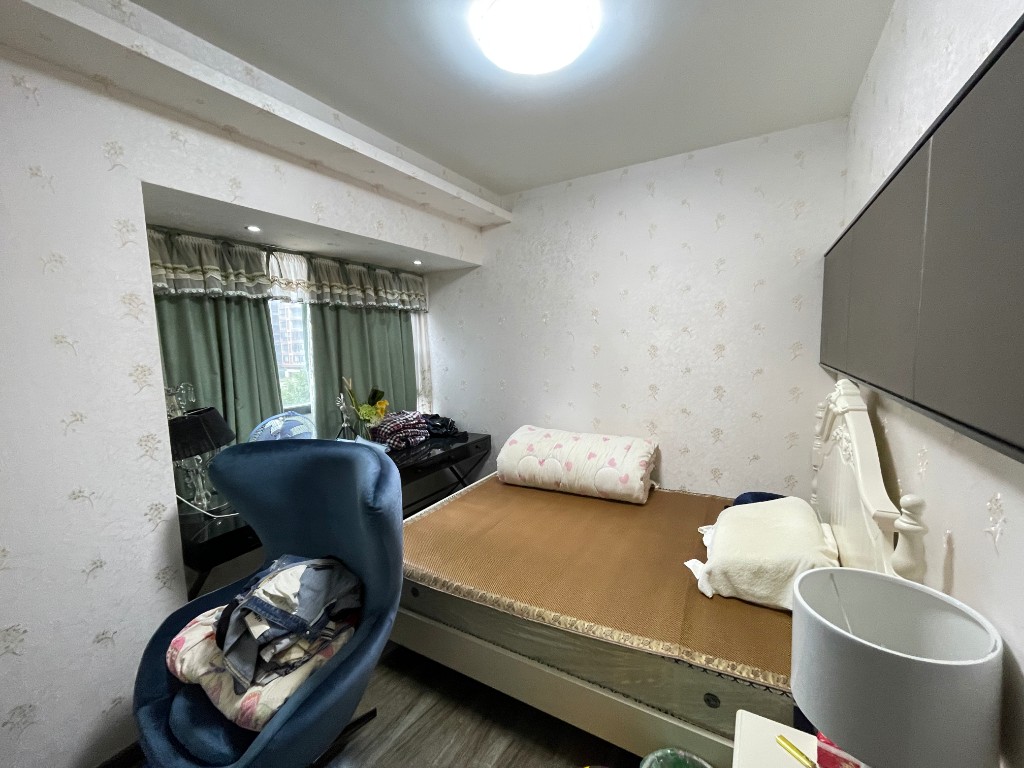 珠江愉景南苑（一、二、三、四期）  4室2厅2卫   100.00万客厅