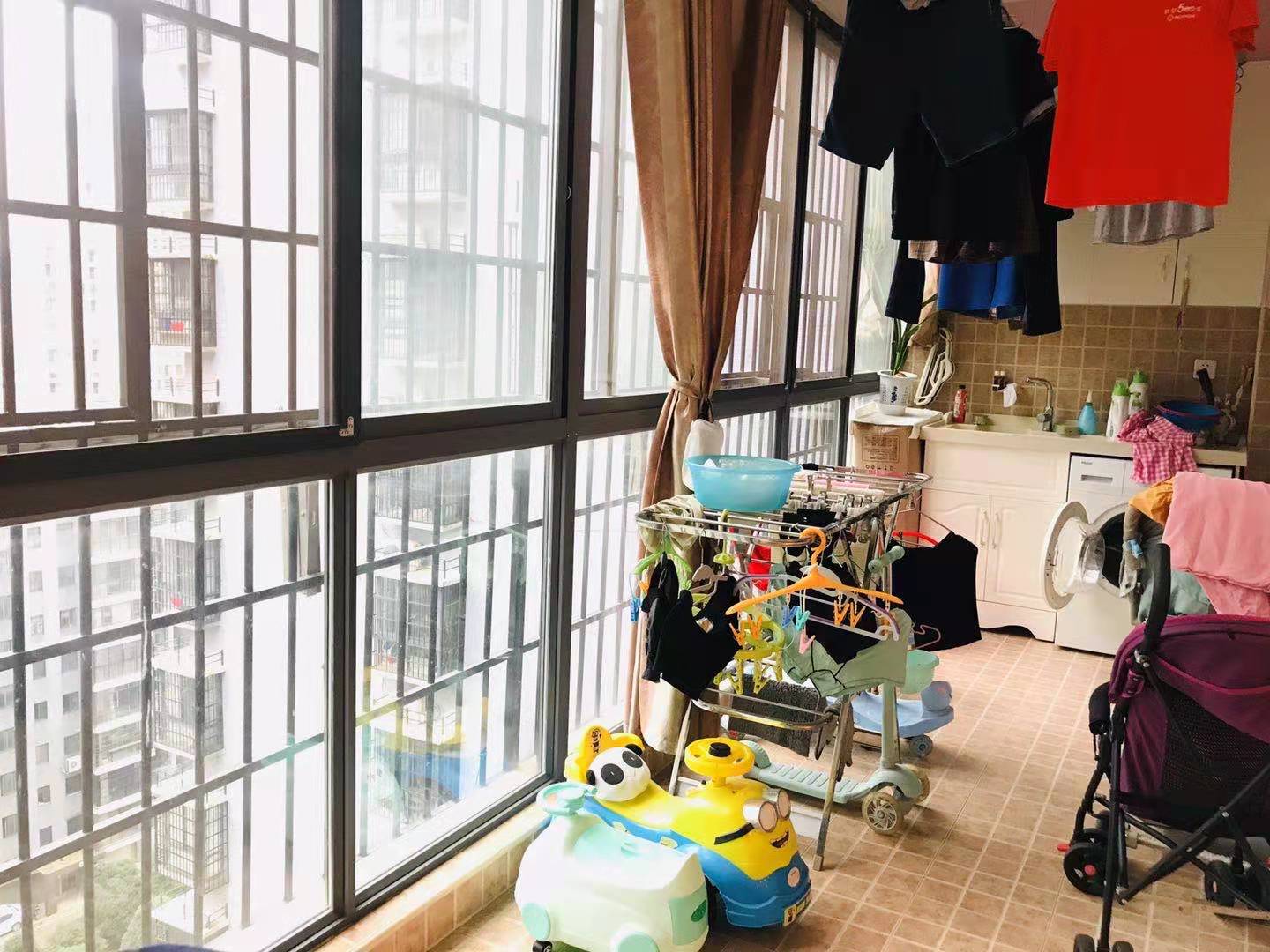 新府华城  3室2厅2卫    79.0万客厅