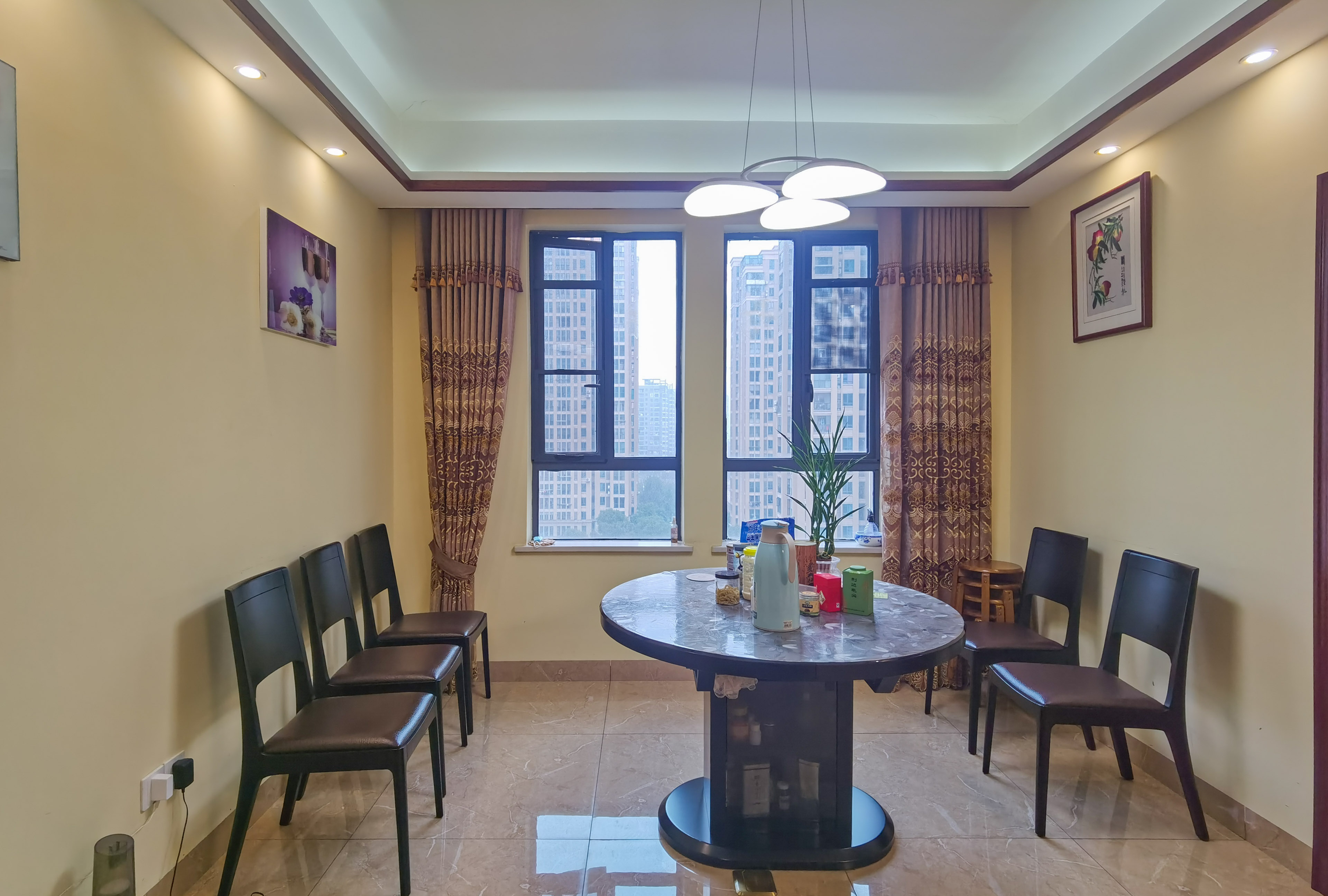 泰山公馆 3室2厅2卫 135.0万 泰山公馆 3室2厅2卫 135.0万客厅