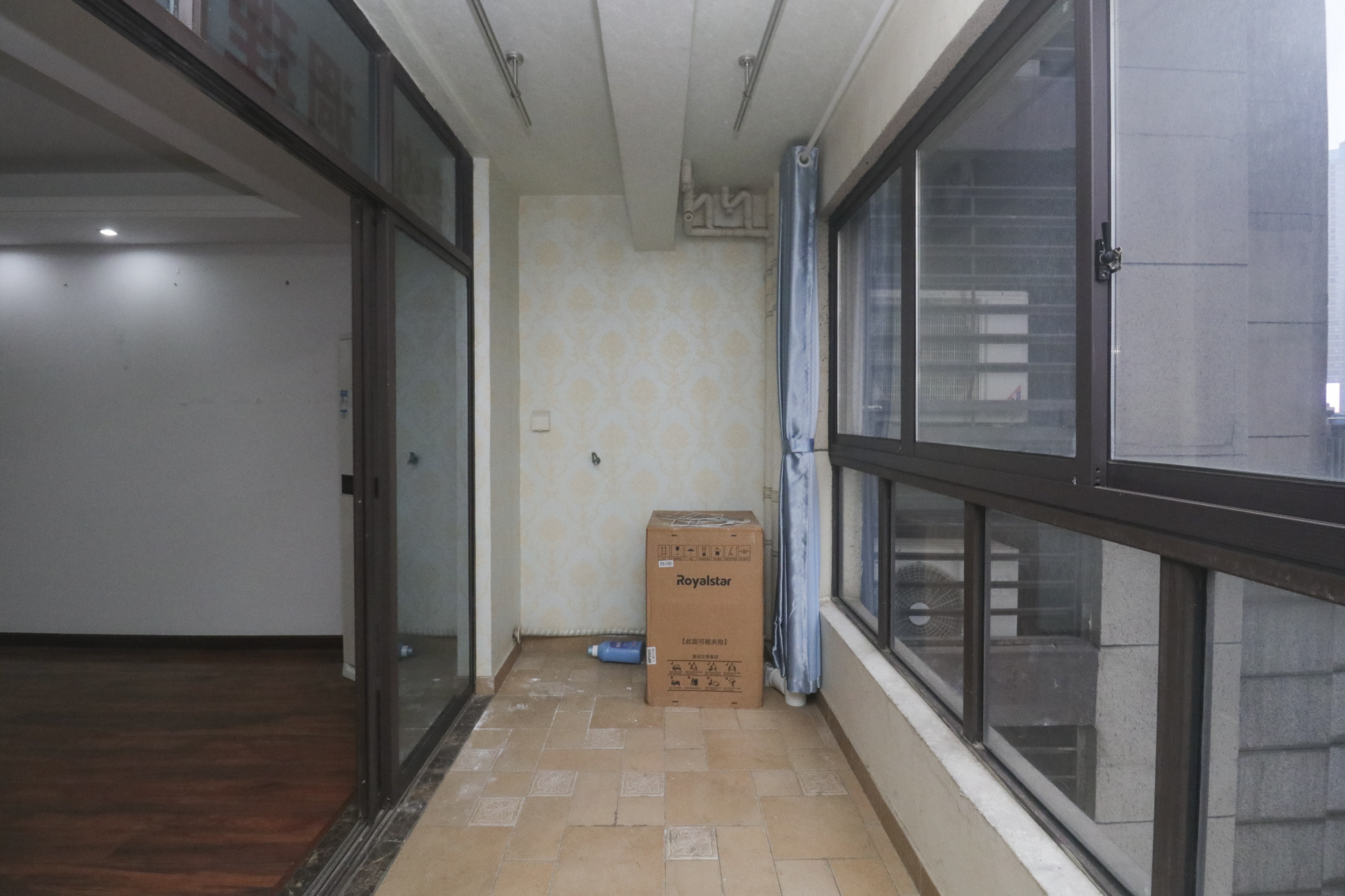 绿地中央广场  4室2厅1卫   215.00万阳台