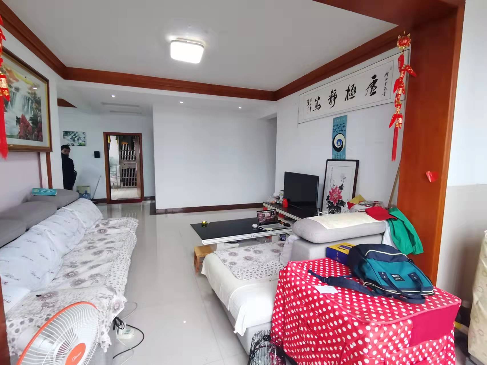 泰山公馆 3室2厅2卫 89.8万 泰山公馆 3室2厅2卫 89.8万客厅