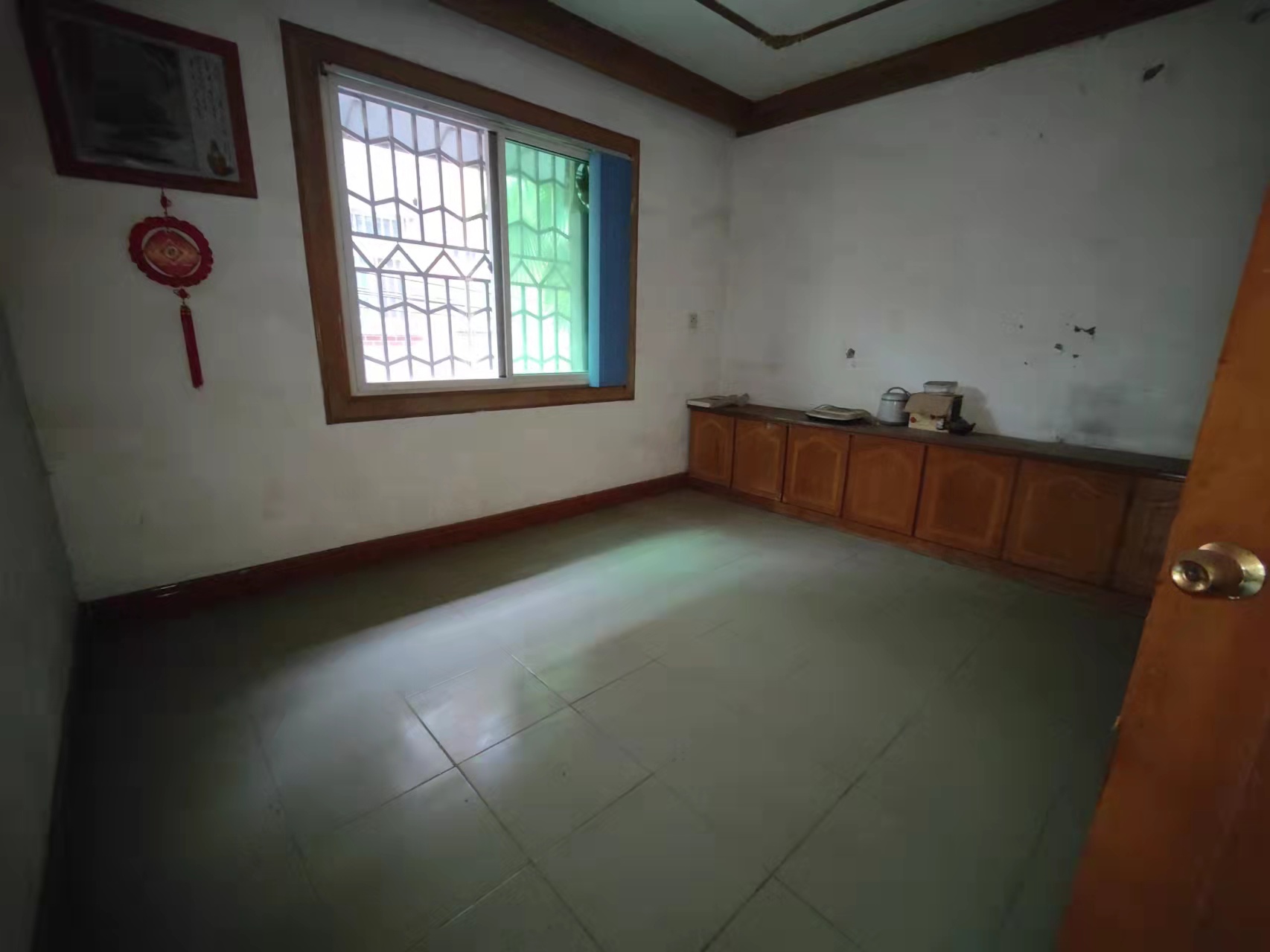 庭院小区  8室3厅4卫    198.0万 庭院小区  8室3厅4卫    198.0万客厅