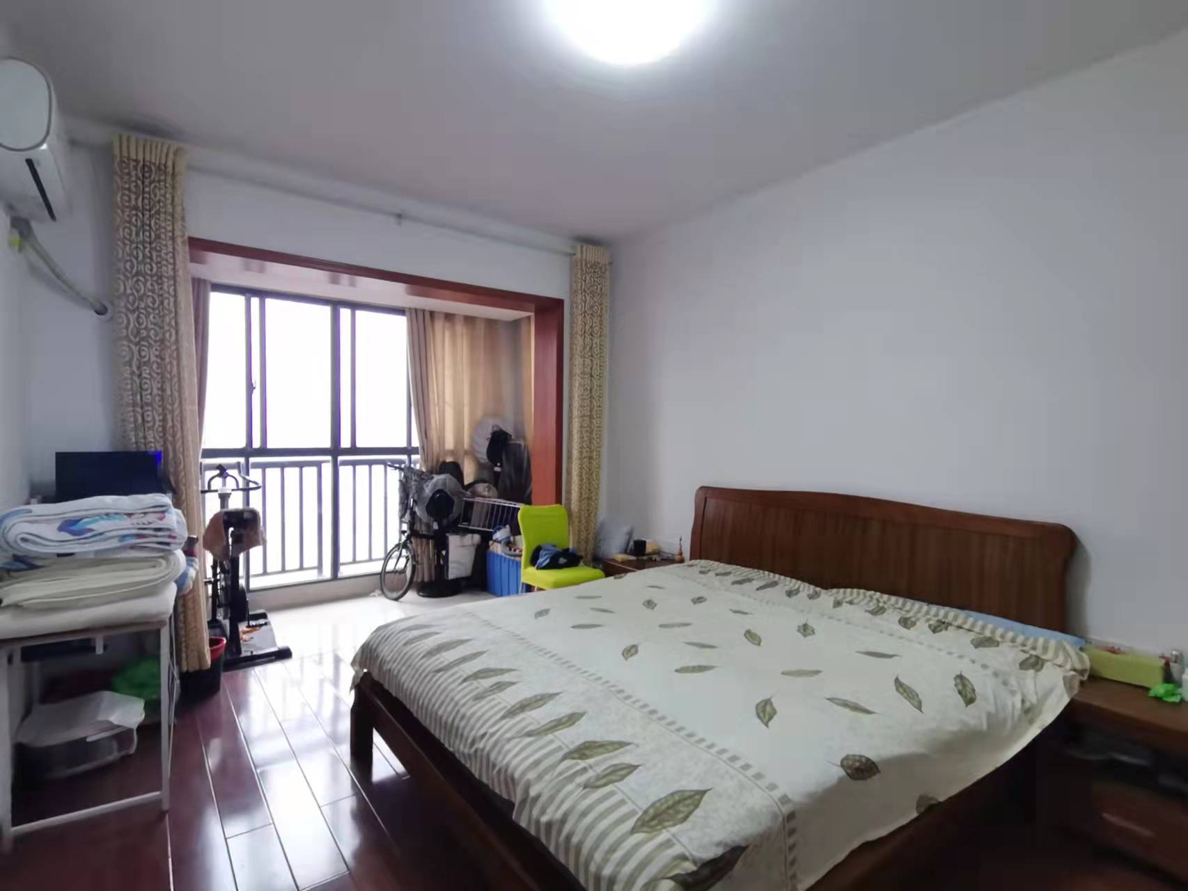 泰山公馆 3室2厅2卫 89.8万 泰山公馆 3室2厅2卫 89.8万客厅