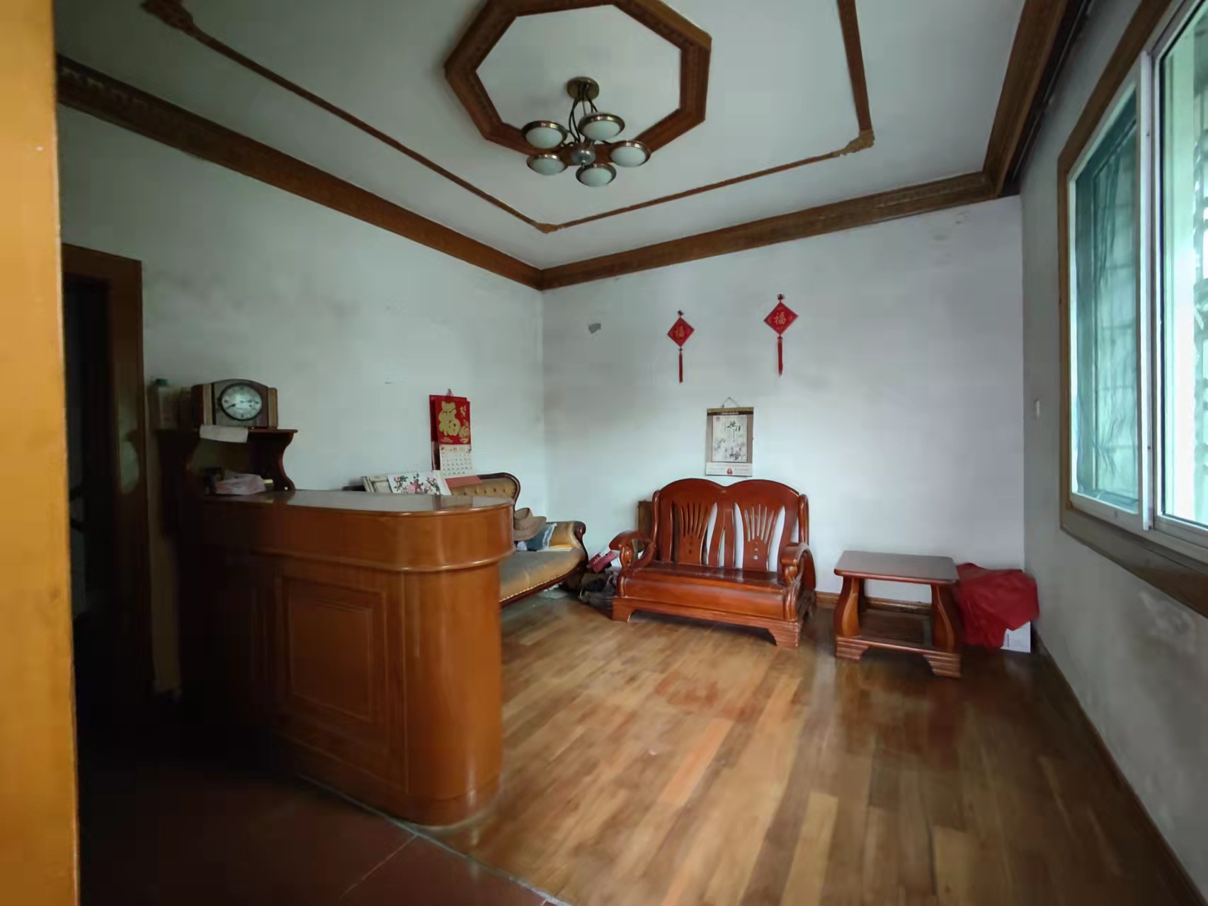 庭院小区  8室3厅4卫    198.0万 庭院小区  8室3厅4卫    198.0万客厅