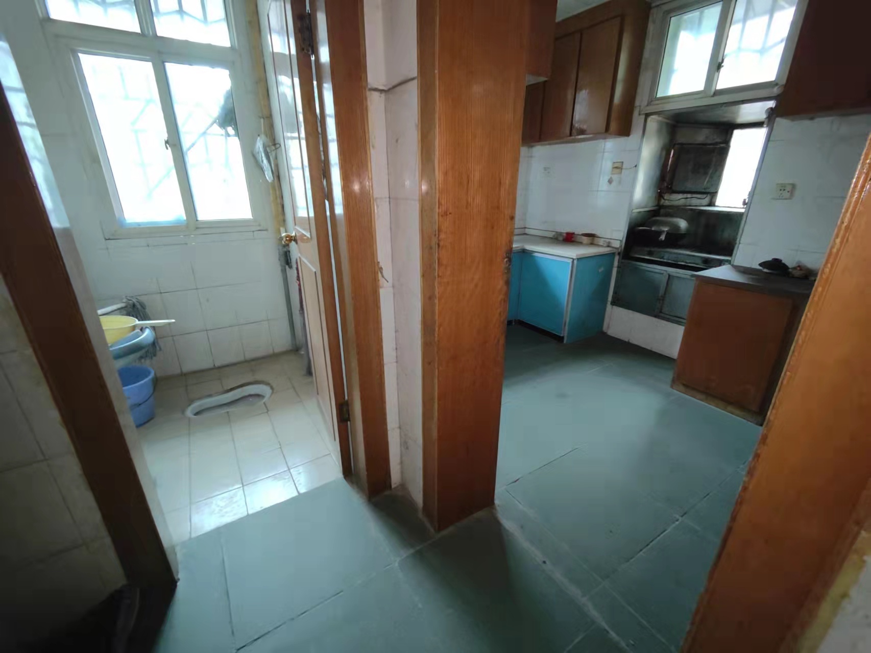 庭院小区  8室3厅4卫    198.0万 庭院小区  8室3厅4卫    198.0万客厅