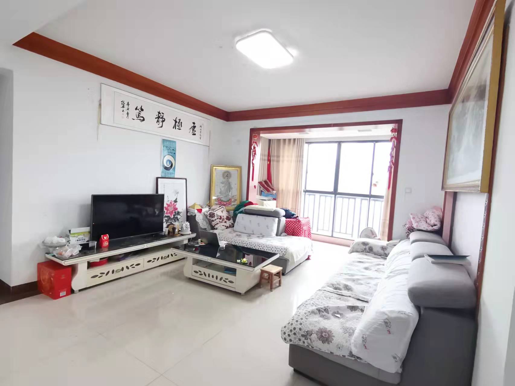 泰山公馆 3室2厅2卫 89.8万 泰山公馆 3室2厅2卫 89.8万客厅