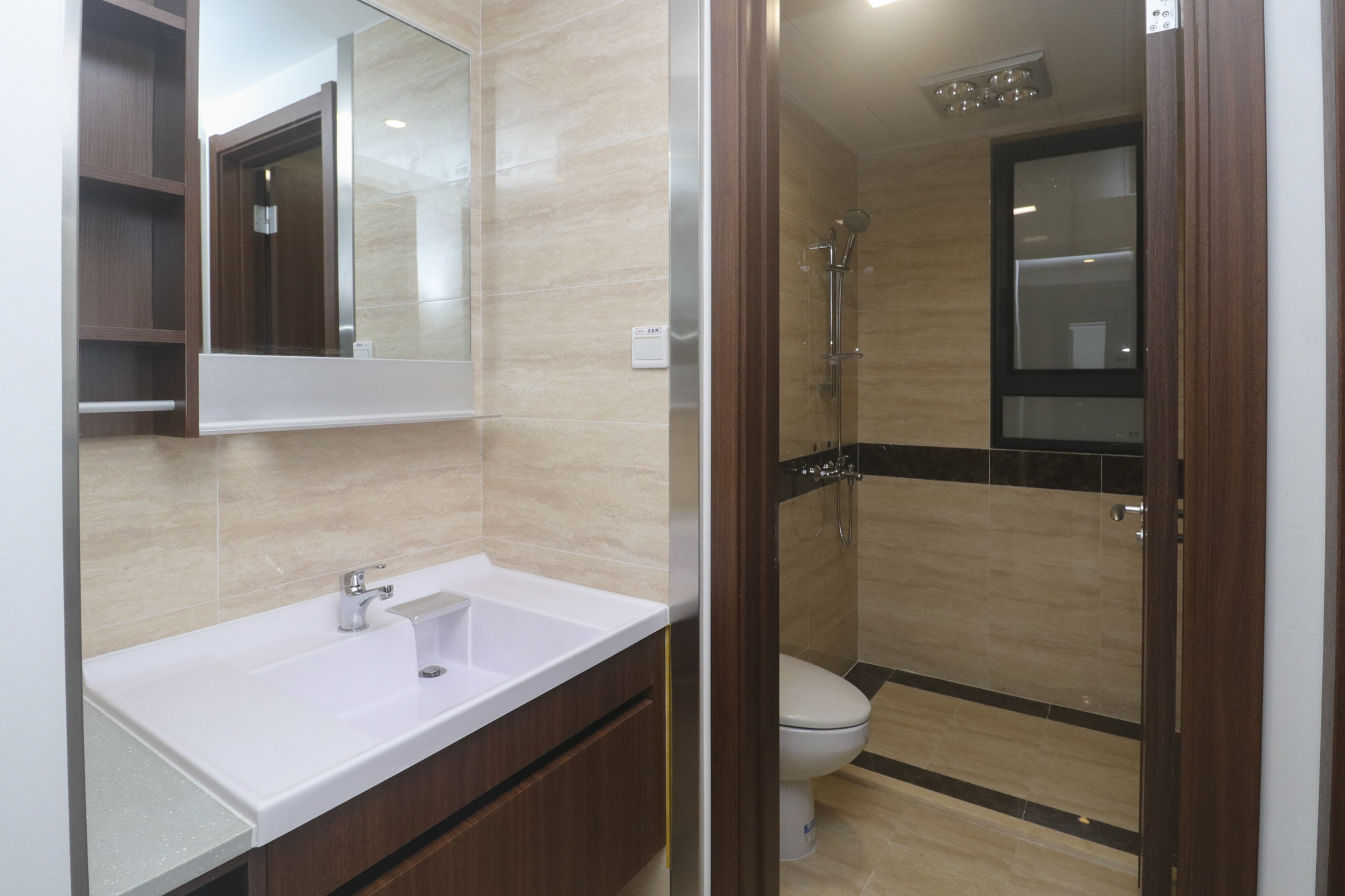 万科里金域国际  3室2厅2卫    246.0万卫生间