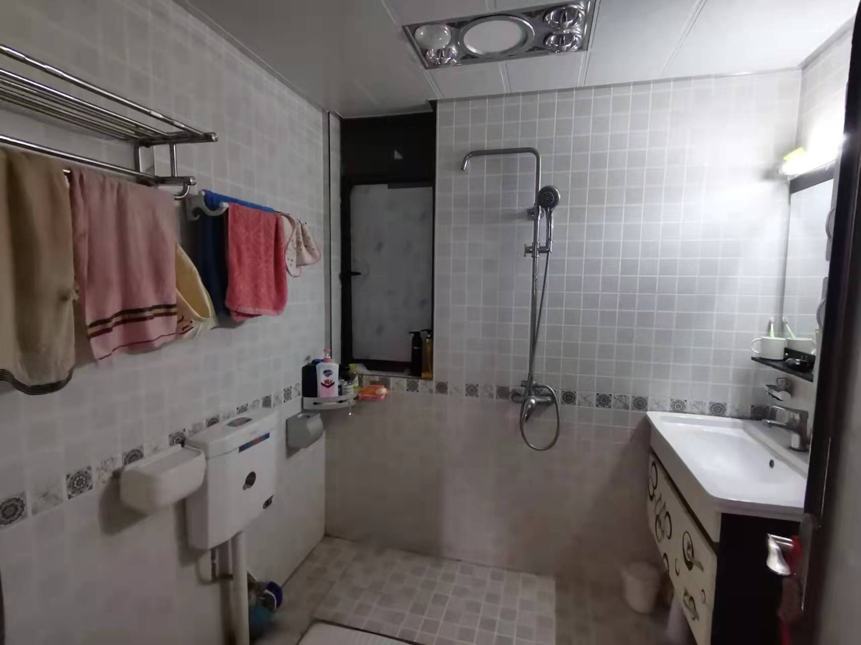 泰山公馆 3室2厅2卫 89.8万 泰山公馆 3室2厅2卫 89.8万客厅