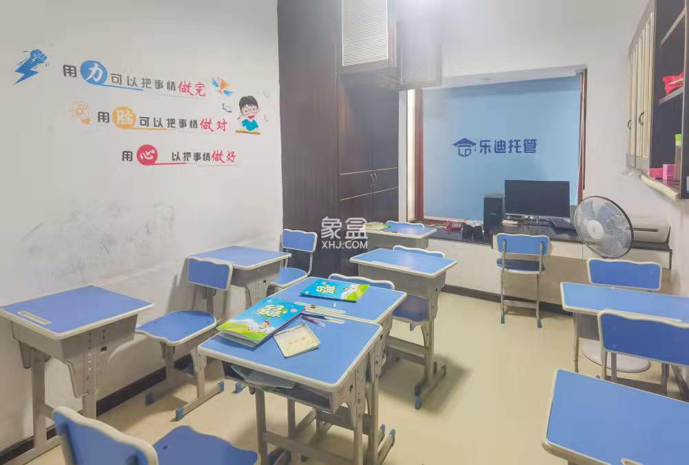天台小区  4室2厅2卫   80.00万客厅