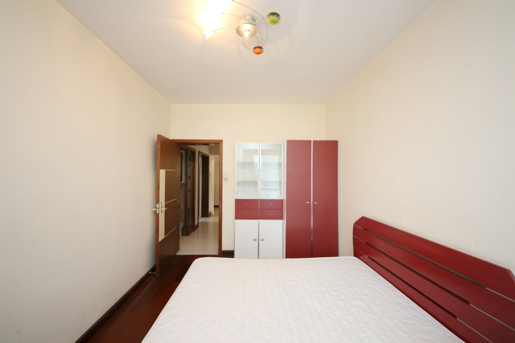 王府花园  4室2厅2卫    185.0万卧室