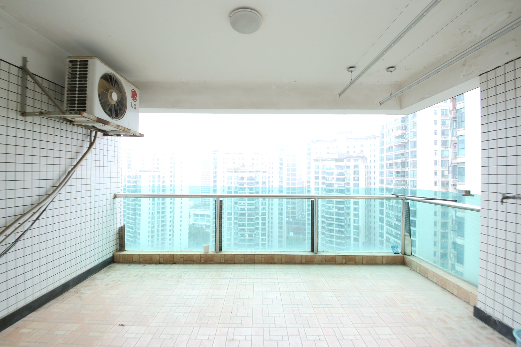 王府花园  4室2厅2卫    185.0万阳台