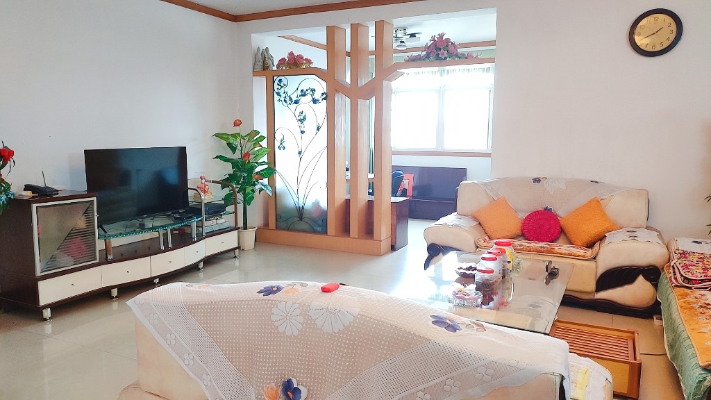 迎宾西路52号 4室2厅2卫 55.8万 迎宾西路52号 4室2厅2卫 55.8万客厅