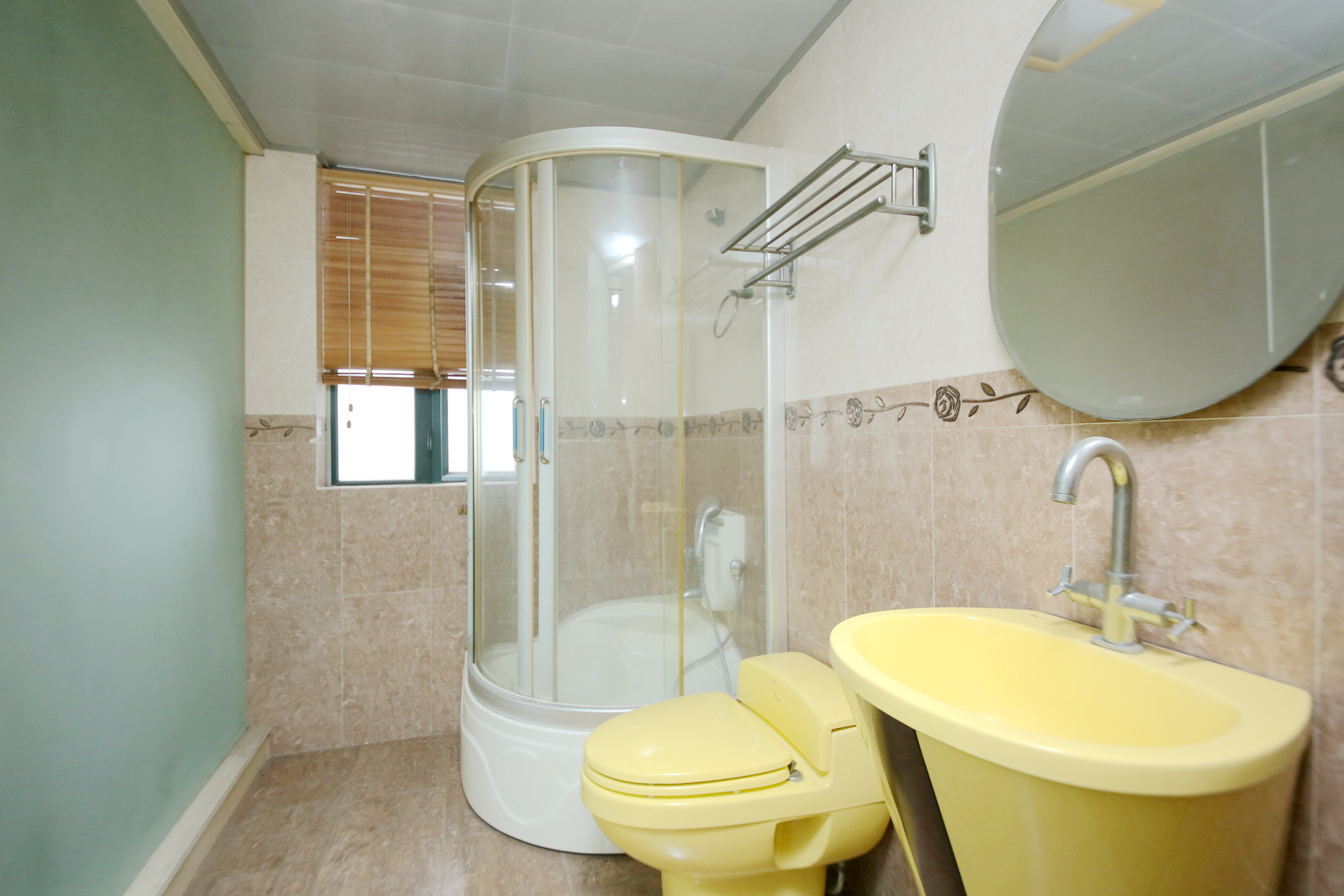 王府花园  4室2厅2卫    185.0万卫生间