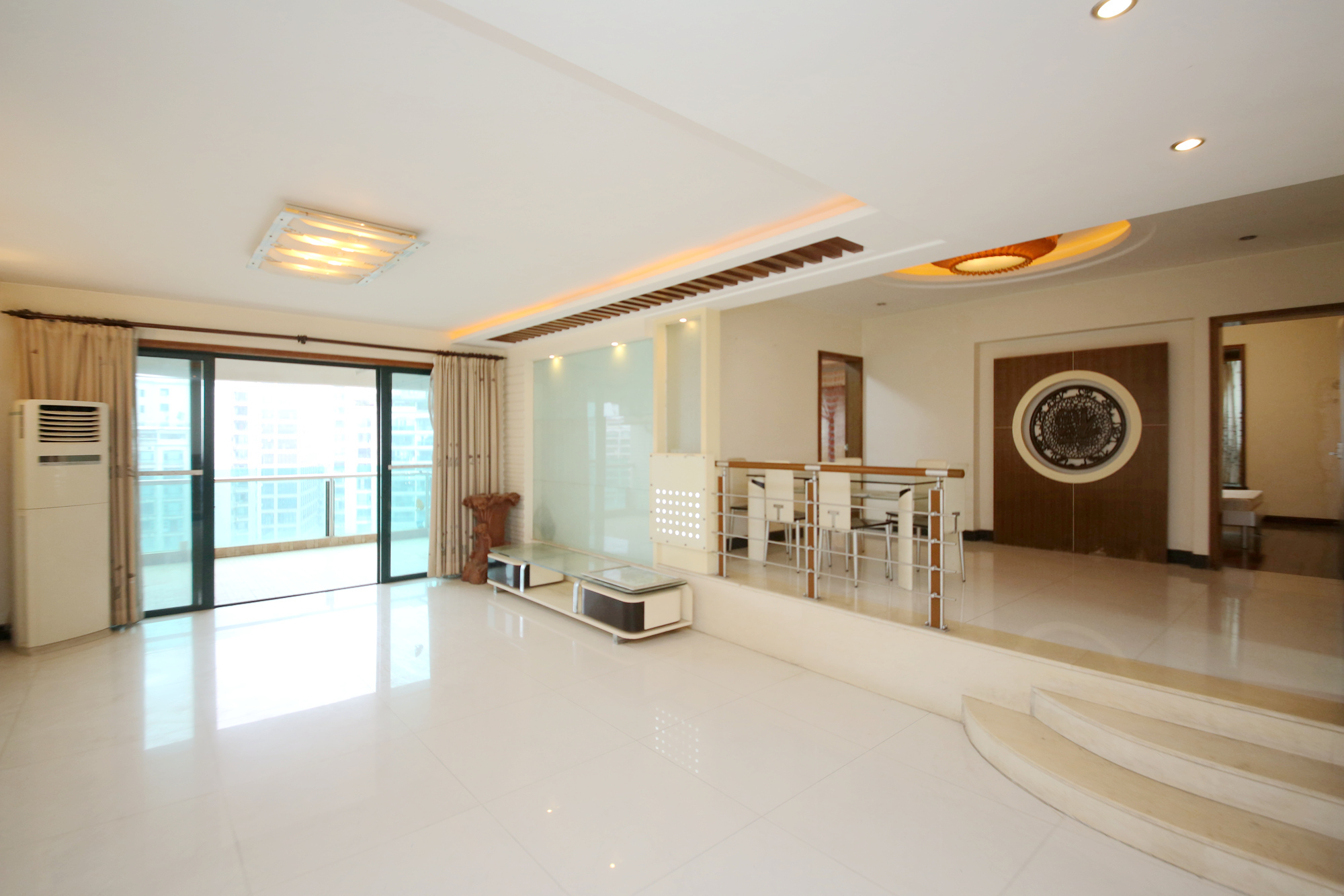 王府花园  4室2厅2卫    185.0万客厅