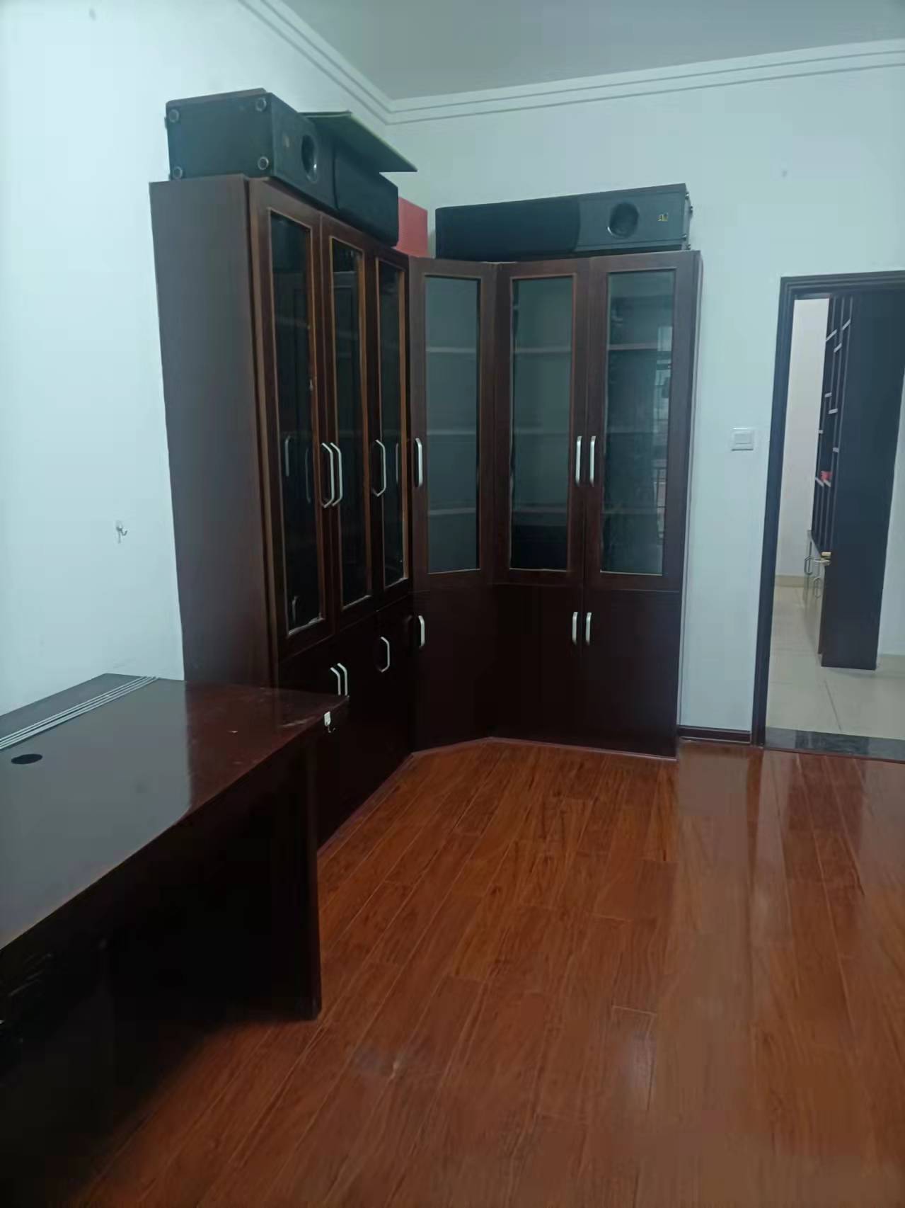 湖畔新村  3室2厅1卫   2200.00元/月室内图