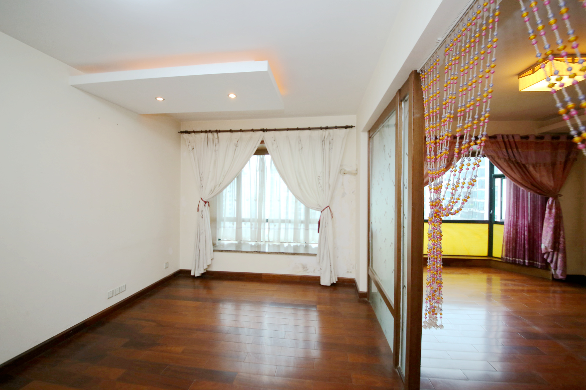 王府花园  4室2厅2卫    185.0万卧室