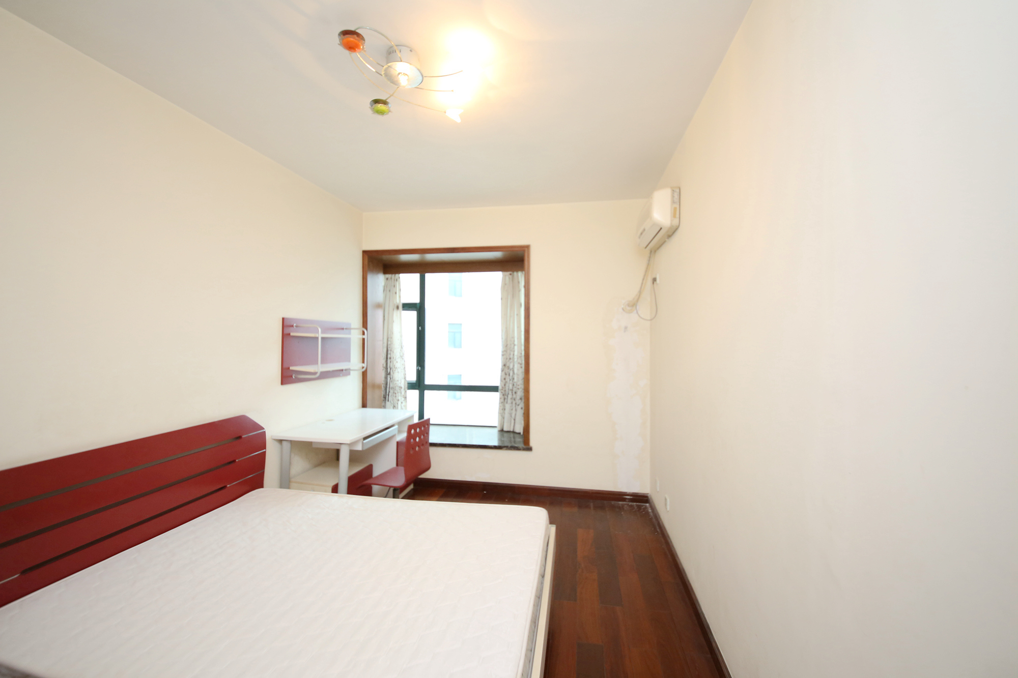 王府花园  4室2厅2卫    185.0万卧室