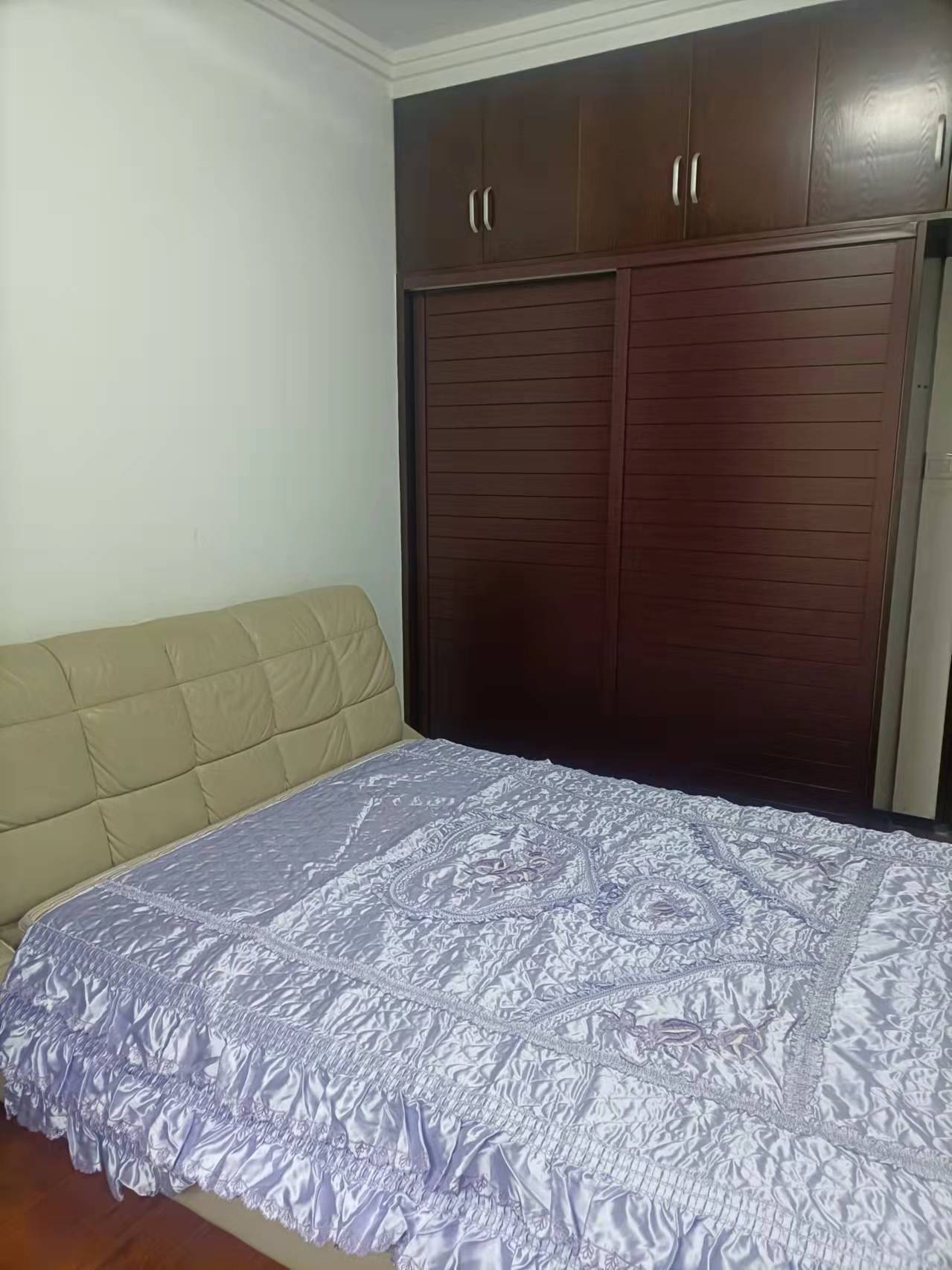 湖畔新村  3室2厅1卫   2200.00元/月室内图