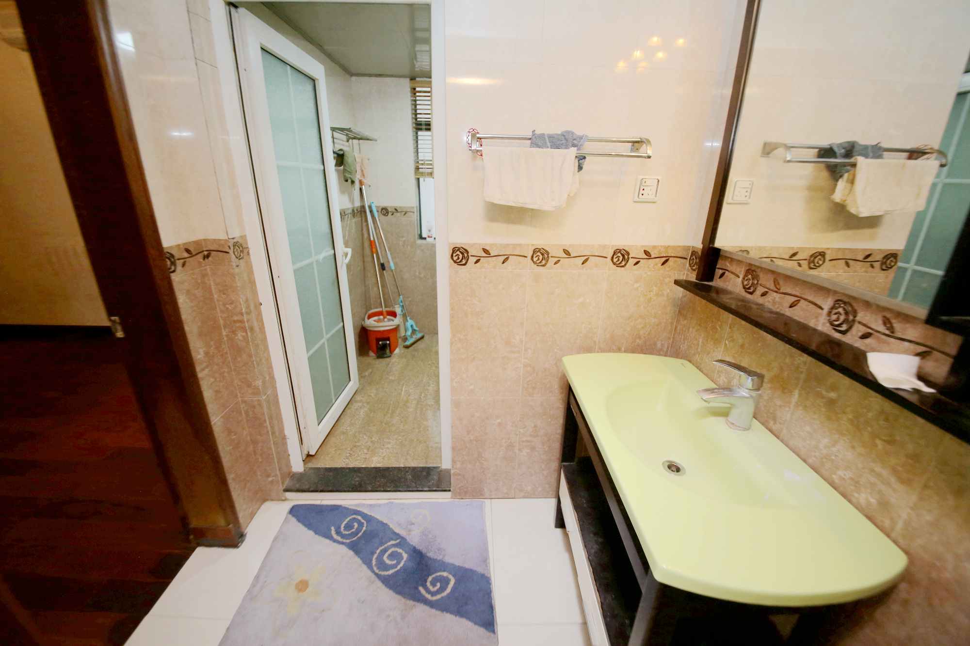 王府花园  4室2厅2卫    185.0万卫生间